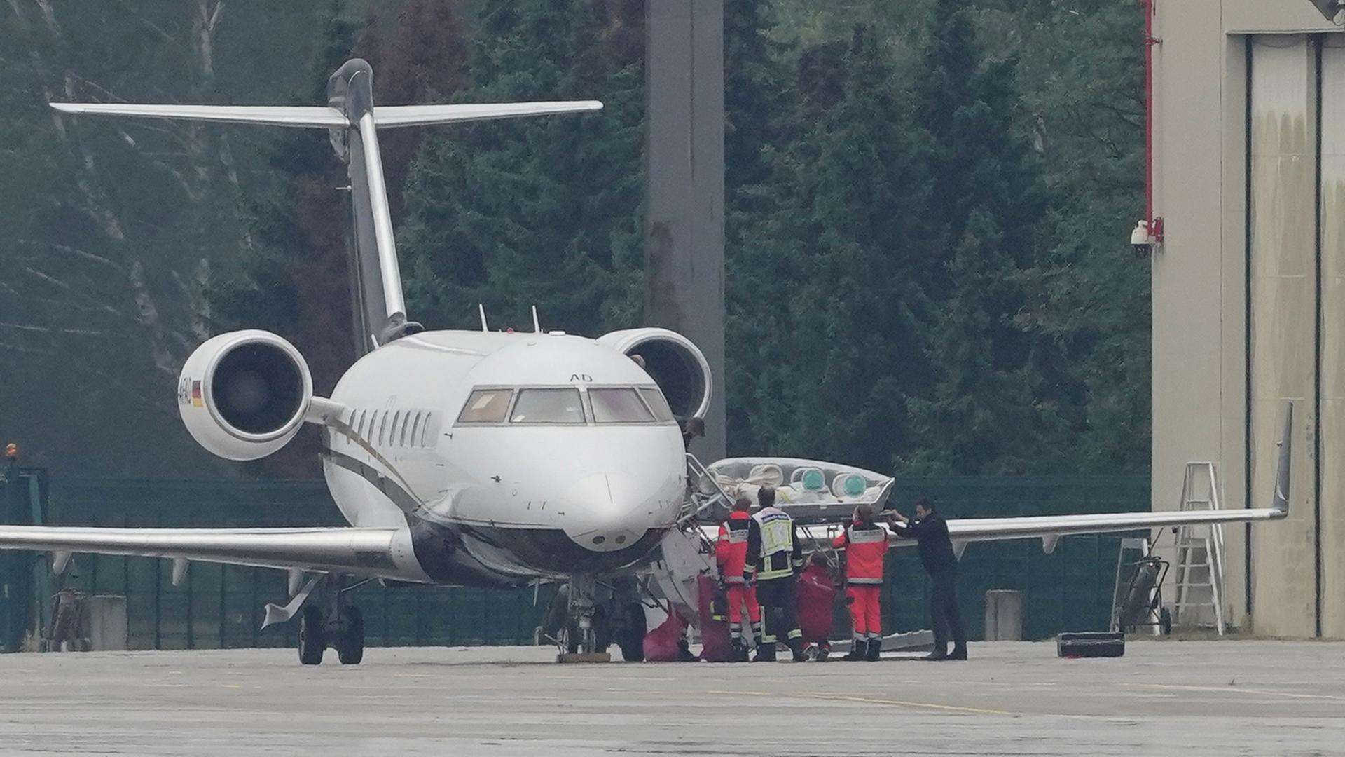 Ein Spezialflugzeug mit dem Kremlkritiker Nawalny an Bord steht auf dem Flughafen Tegel vor einem Hangar. Eine Trage wird aus den Flieger gehoben. 