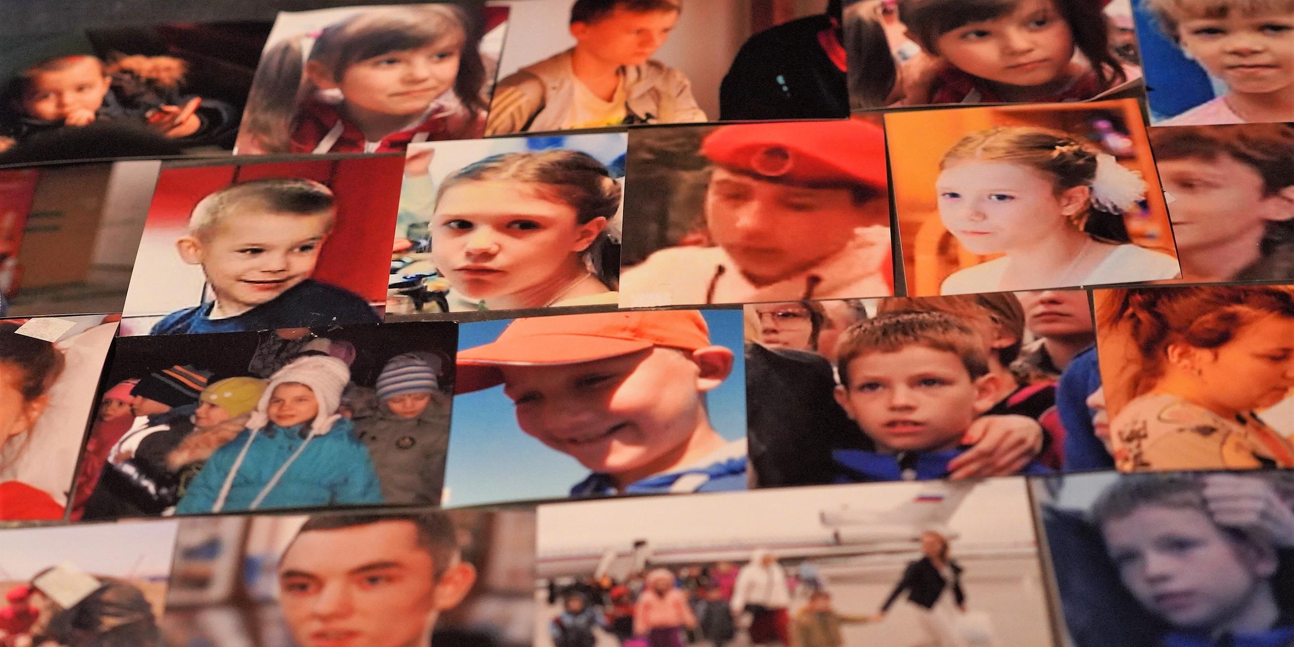 Eine Wand mit Fotos der vermissten Kinder