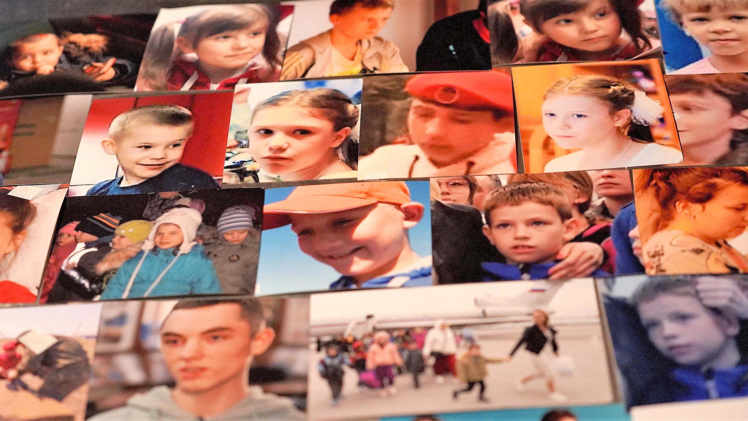 Eine Wand mit Fotos der vermissten Kinder