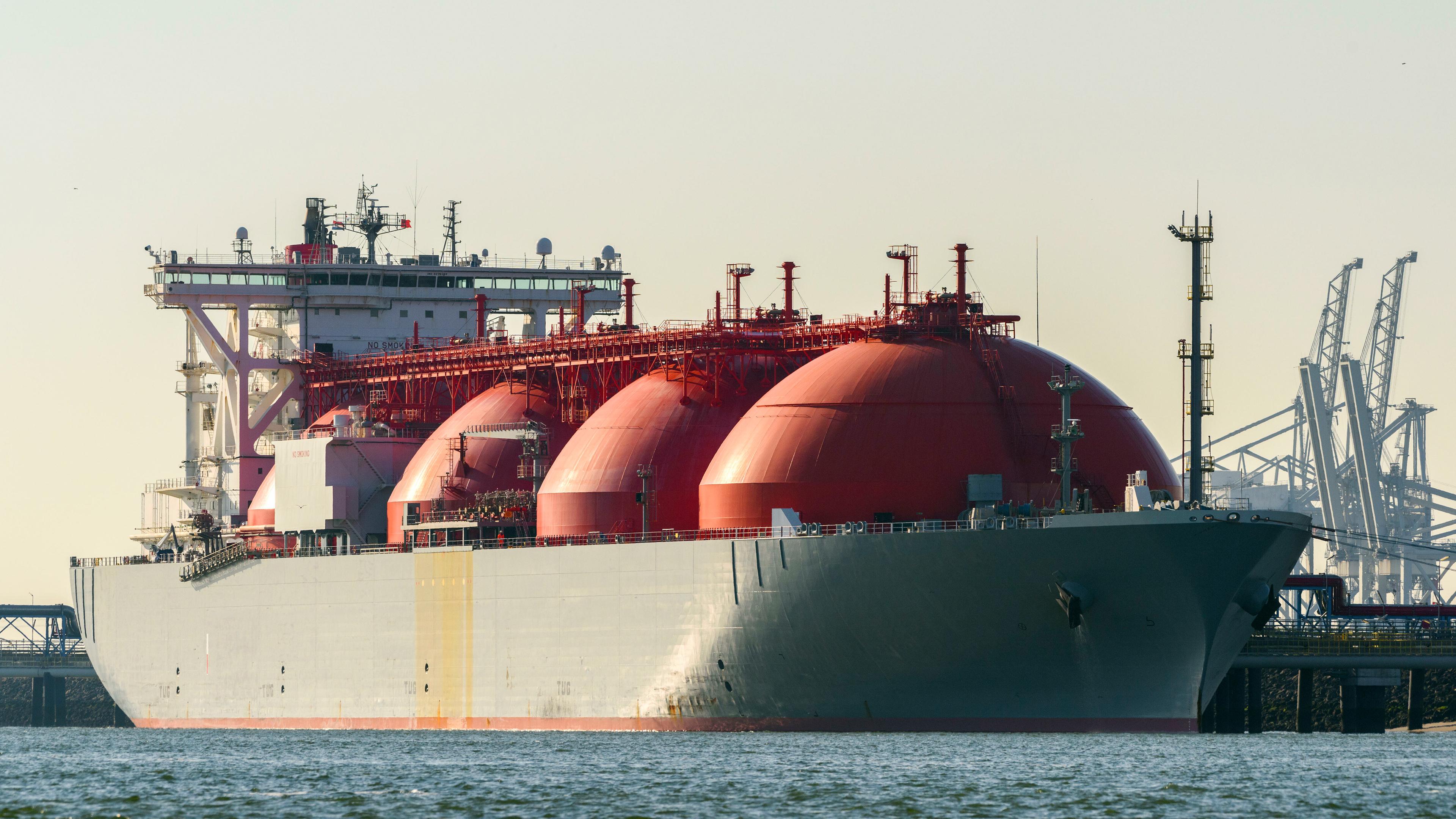 Industrieschiff vor Anker am GATE LNG-Terminal