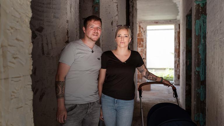 Nadine und Simon T. sind fest entschlossen, ihr Haus wiederaufzubauen. Doch die Angst vor einer erneuten Flut bleibt.