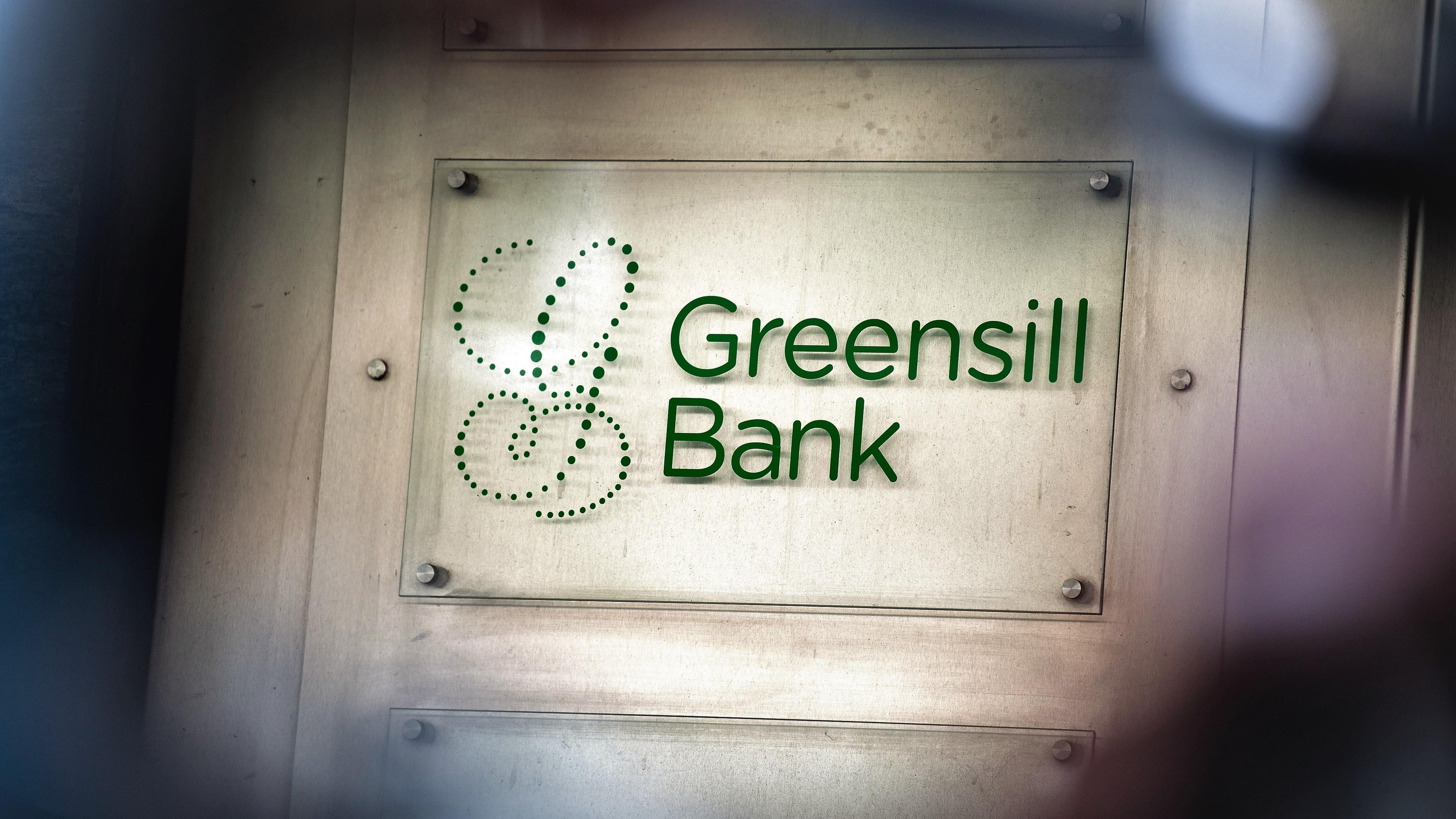 Nahaufnahme Firmenschild "Greensill Bank"