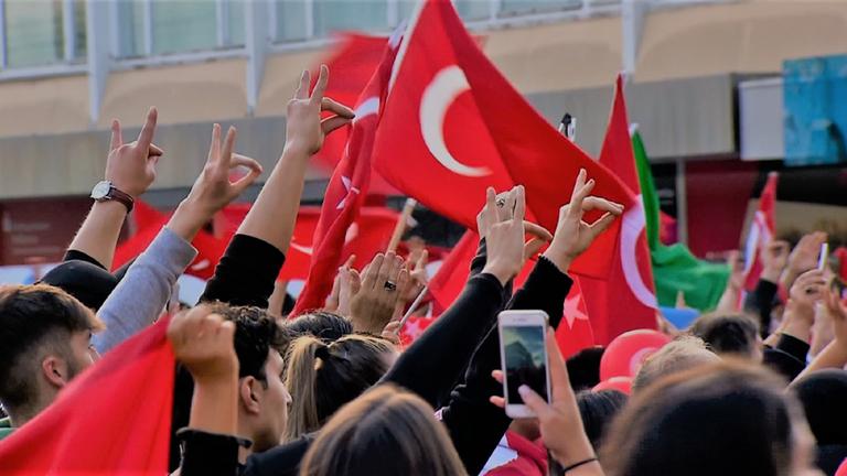 ZDFzoom: Türkische Fahnen