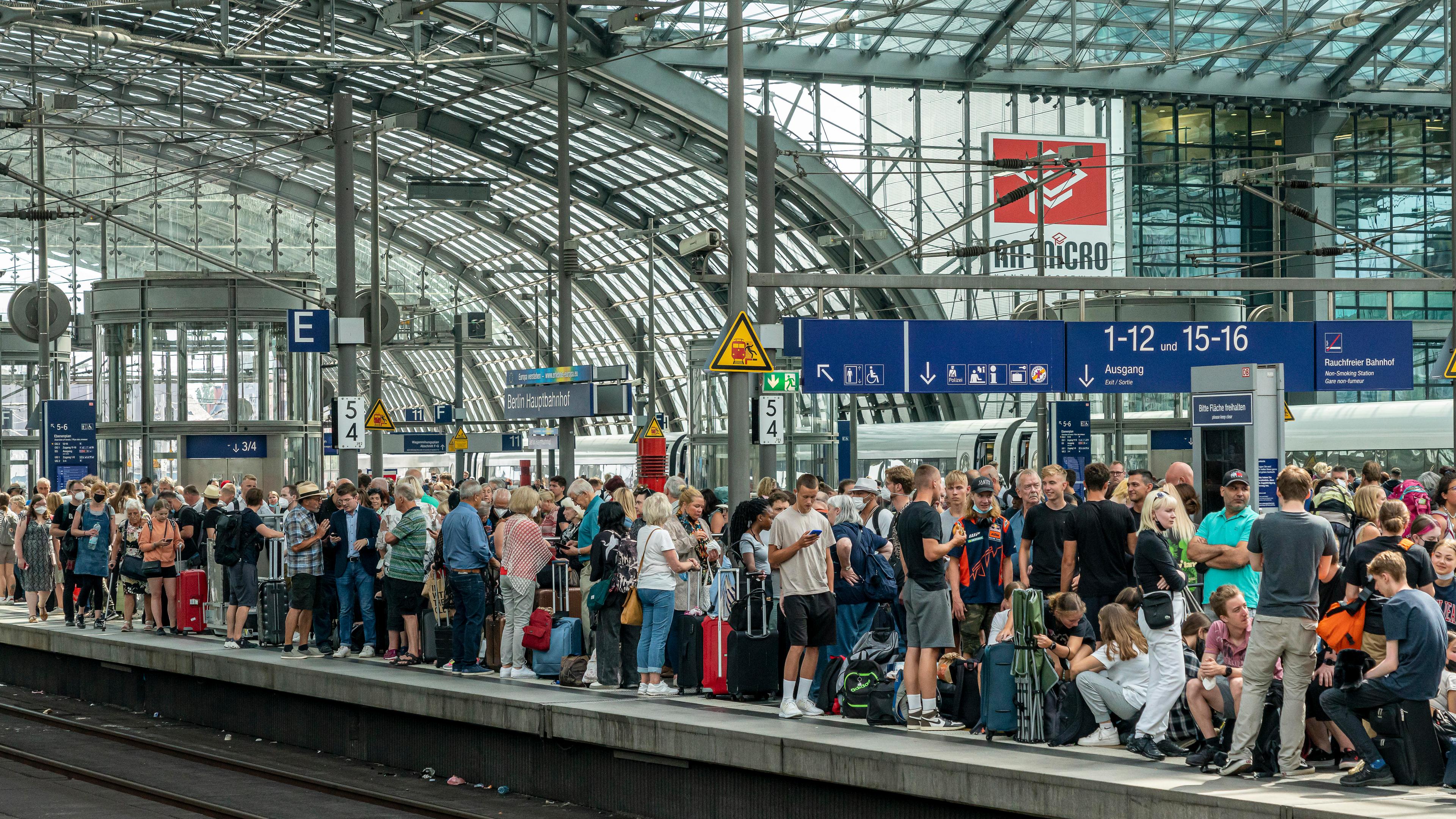 Reisende auf dem Berliner Hauptbahnhof.