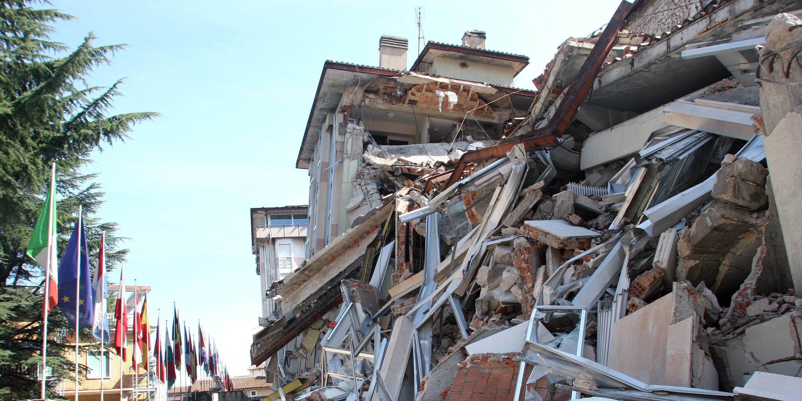 Trümmer von eingestürzten Häusern in L'Aquila