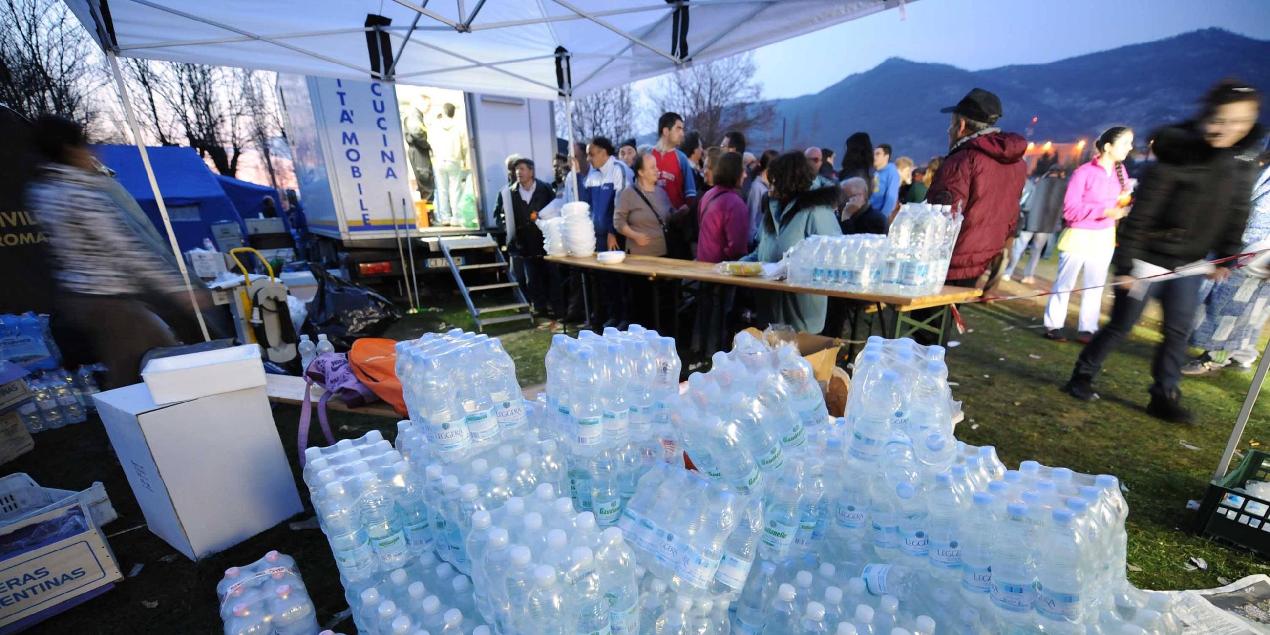 Hilfslieferungen werden in einem Zeltlager an die Opfer des Erdbebens verteilt