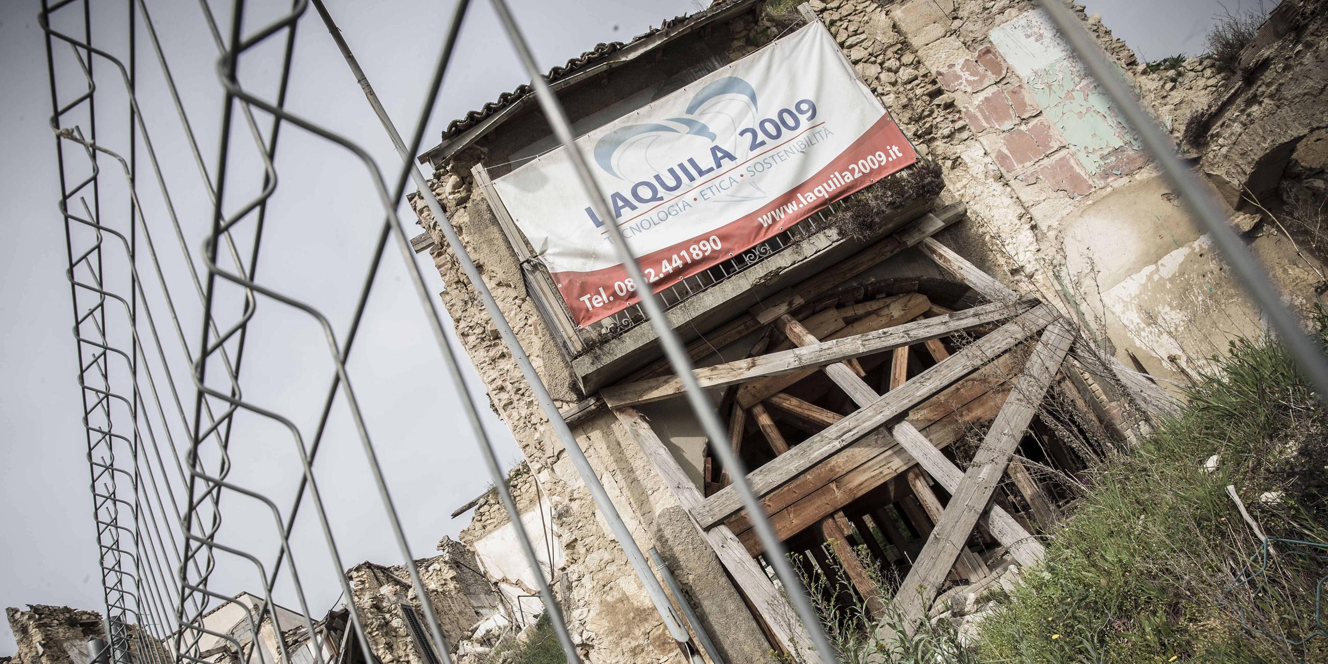 Vom Erdbeben beschädigte Gebäude im Ort Onna sind im Jahr 2016 immer noch abgesperrt