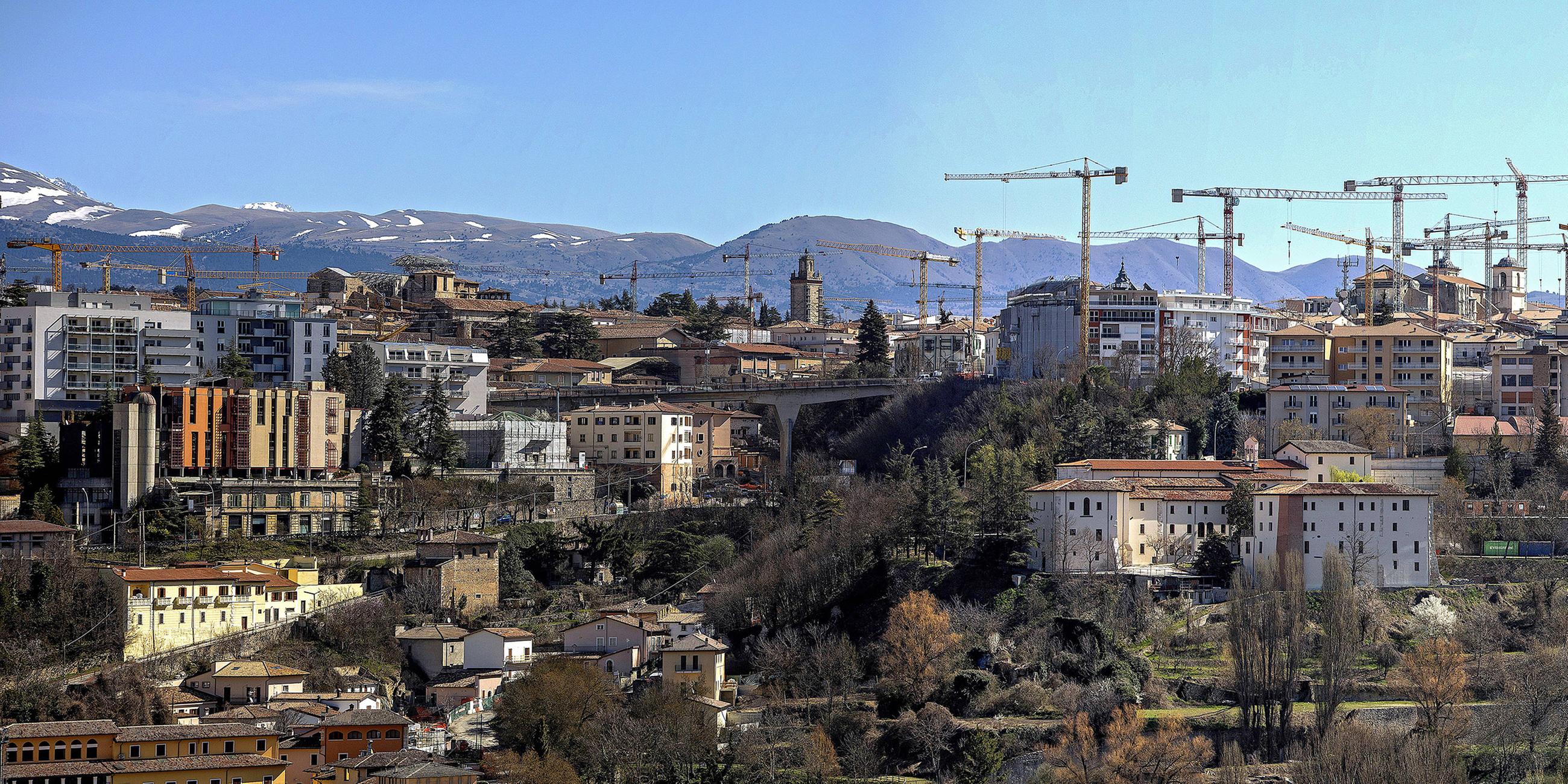 Viele Baukräne säumen den Blick auf die Innenstadt von L'Aquila
