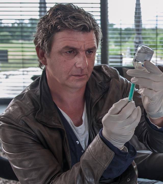 Dr. Martin Grubers (Hans Sigl, l.) mit Patient Wolfgang Fuchs (Oliver Stokowski, r.).