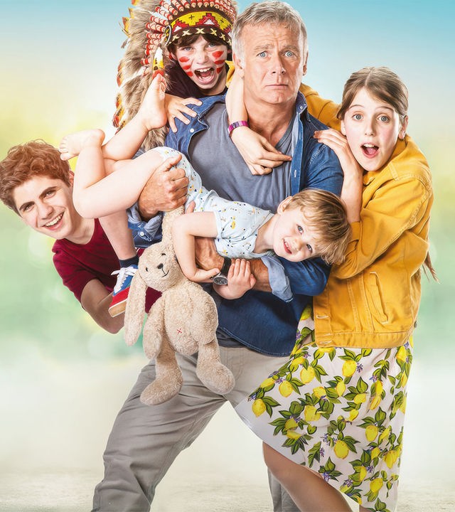 "Zehn Tage ohne Mama": Plakatmotiv: Antoine (Franck Dubosc) blickt mit verängstigtem Gesichtsausdruck nach vorne. An und auf ihm klammern sich die Kinder Arthur (Swan Joulin), Maxime (Ilan Debrabant), Jojo (Evan Paturel) und Chloé (Violette Guillon). Maxime trägt Gesichtsbemalung und Federschmuck eines Native American, Jojo hält einen Kuscheltierhasen fest