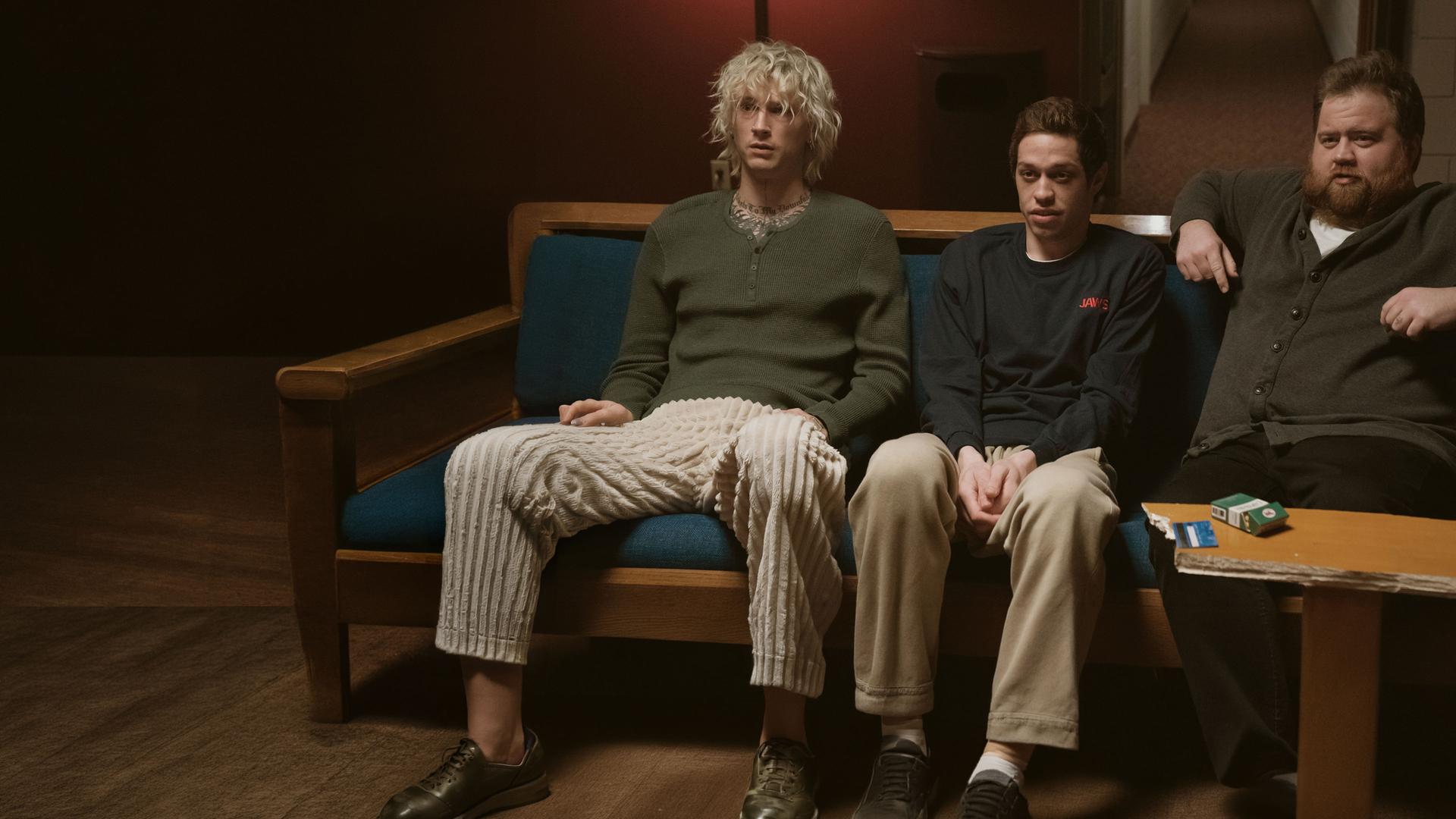 "Bupkis - Zeig mir den Weg": Colson (Colson Baker), Pete (Pete Davidson) und Hauser (Paul Walter Hauser) sitzen nebeneinander auf der Therapiecouch. Sie schauen seitlich in die selbe Richtung.
