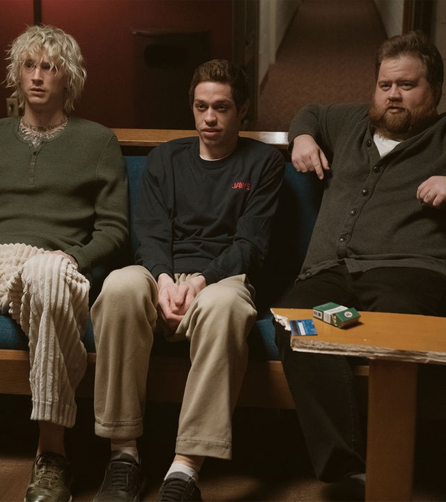 "Bupkis - Zeig mir den Weg": Colson (Colson Baker), Pete (Pete Davidson) und Hauser (Paul Walter Hauser) sitzen nebeneinander auf der Therapiecouch. Sie schauen seitlich in die selbe Richtung.