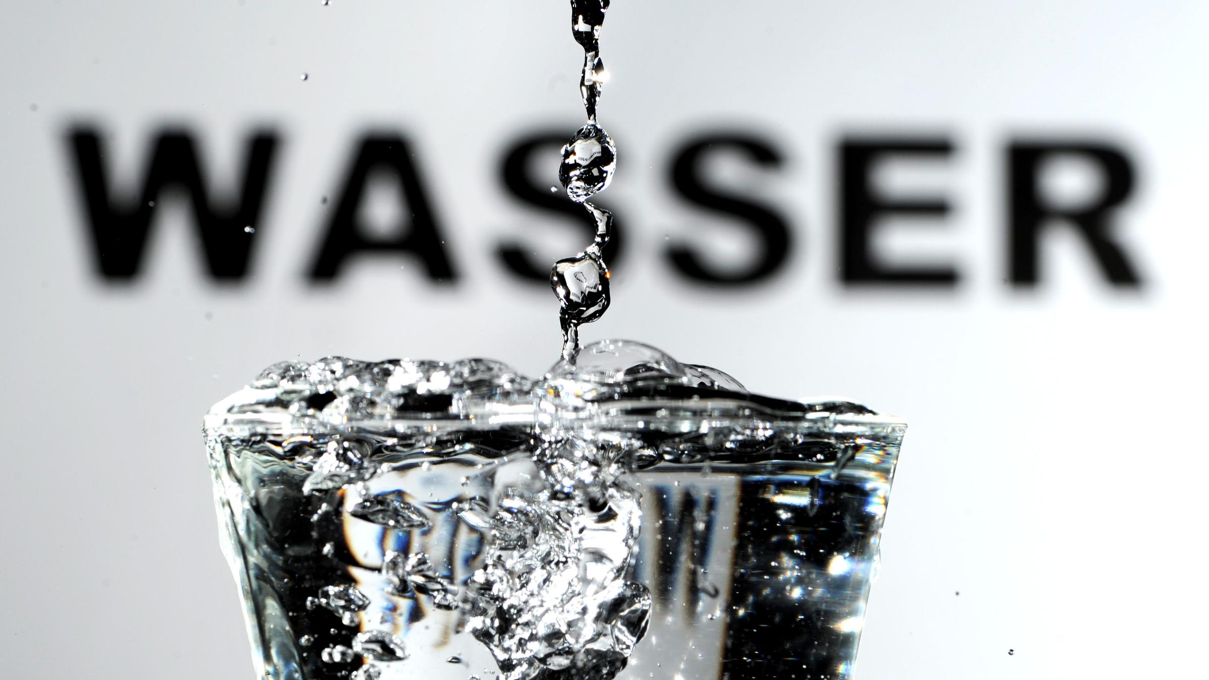 Wasser wird in Glas gegossen