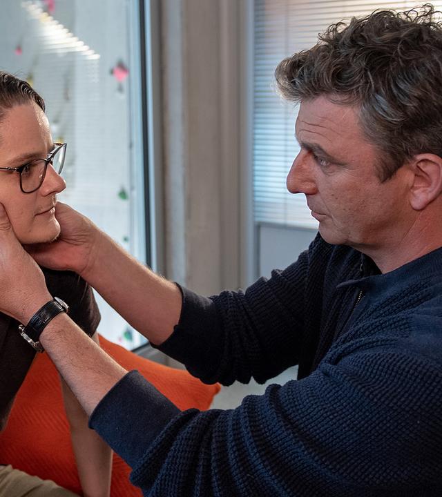  In einem Nebenraum der Kletterhalle untersucht Dr. Gruber (Hans Sigl) Anton Brugger (Johannes Franke).