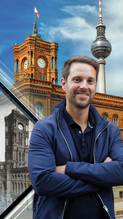 Mirko Drotschmann vor dem Berliner Ferntsehturm und roten Rathaus