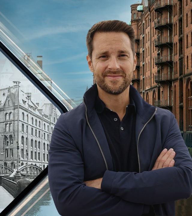 Mirko Drotschmann vor der Hamburger Speicherstadt