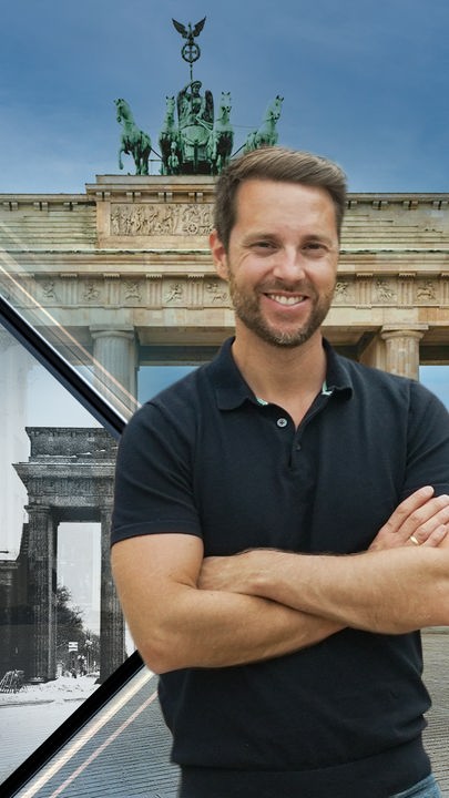 Mirko Drotschman vor dem Brandenburger Tor. Rechts neben ihm verkörpert ein historisches Bild des Brandenburger Tors die Verbindung zur Zeitreise in die Geschichte