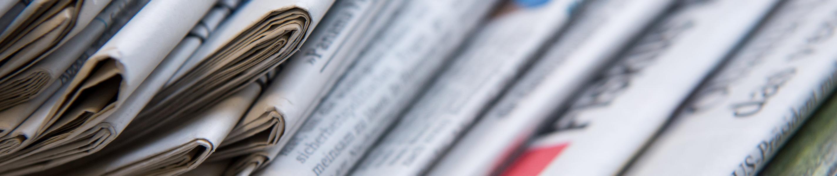 Stapel mit verschiedenen Tageszeitungen