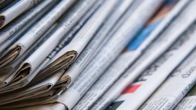 Stapel mit verschiedenen Tageszeitungen