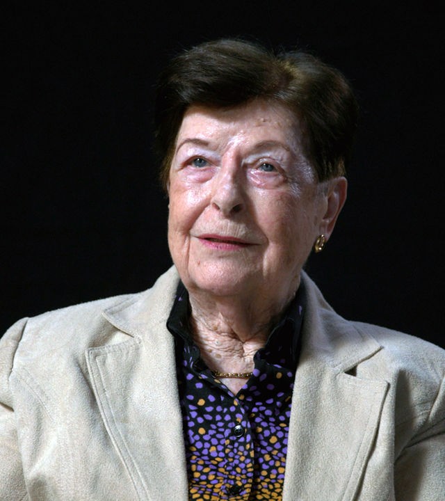 Zofia Joachims sitzt vor einem schwarzen Hintergrund. 