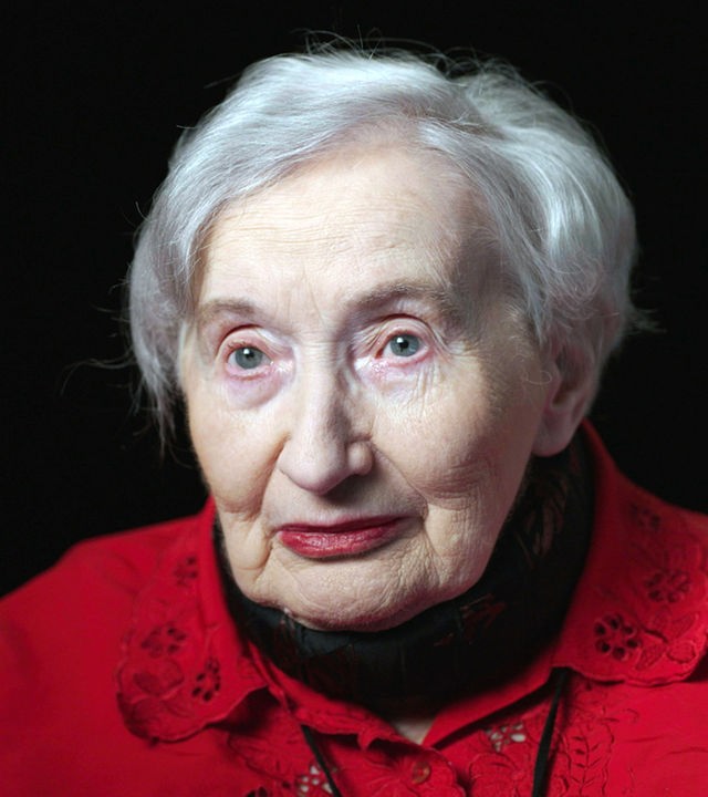 Zofia Radzikowska sitzt vor einem schwarzen Hintergrund 