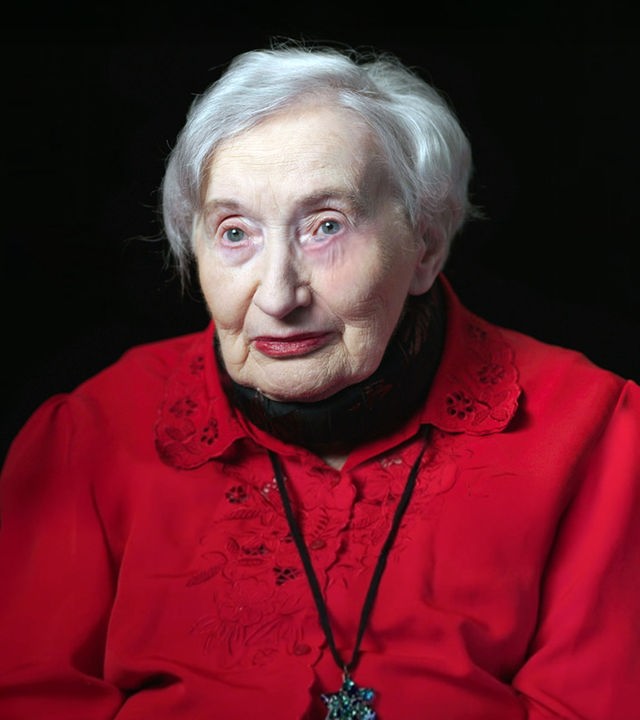 Zofia Radzikowska sitzt vor einem schwarzen Hintergrund 