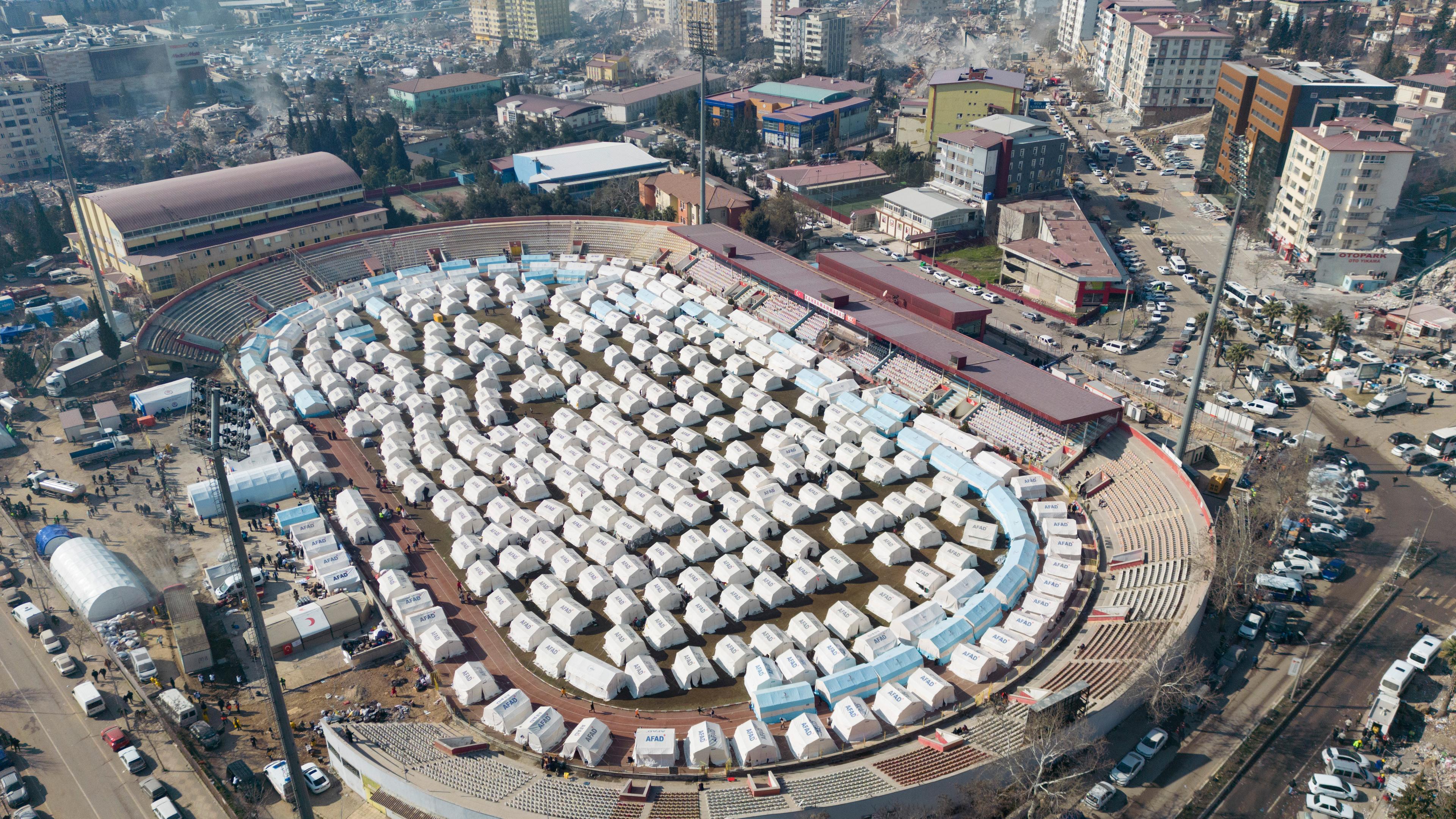 Zu einem Zeltlager für Erdbebenopfer umgewandelt wurde das Stadion der Provinzhauptstadt (Luftaufnahme mit einer Drohne), aufgenommen am 12.02.2023