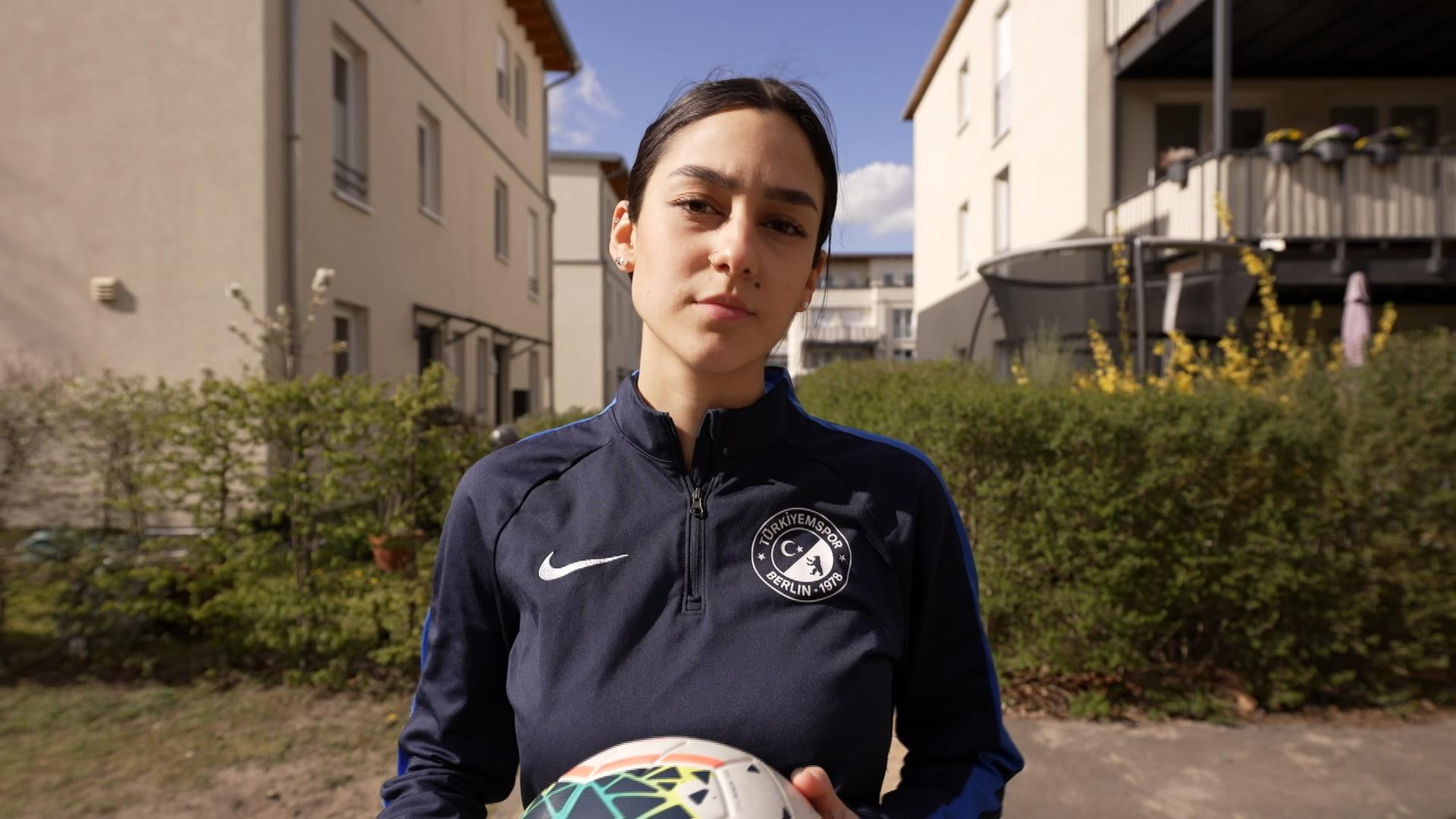 Zerina hält Fußball in den Händen