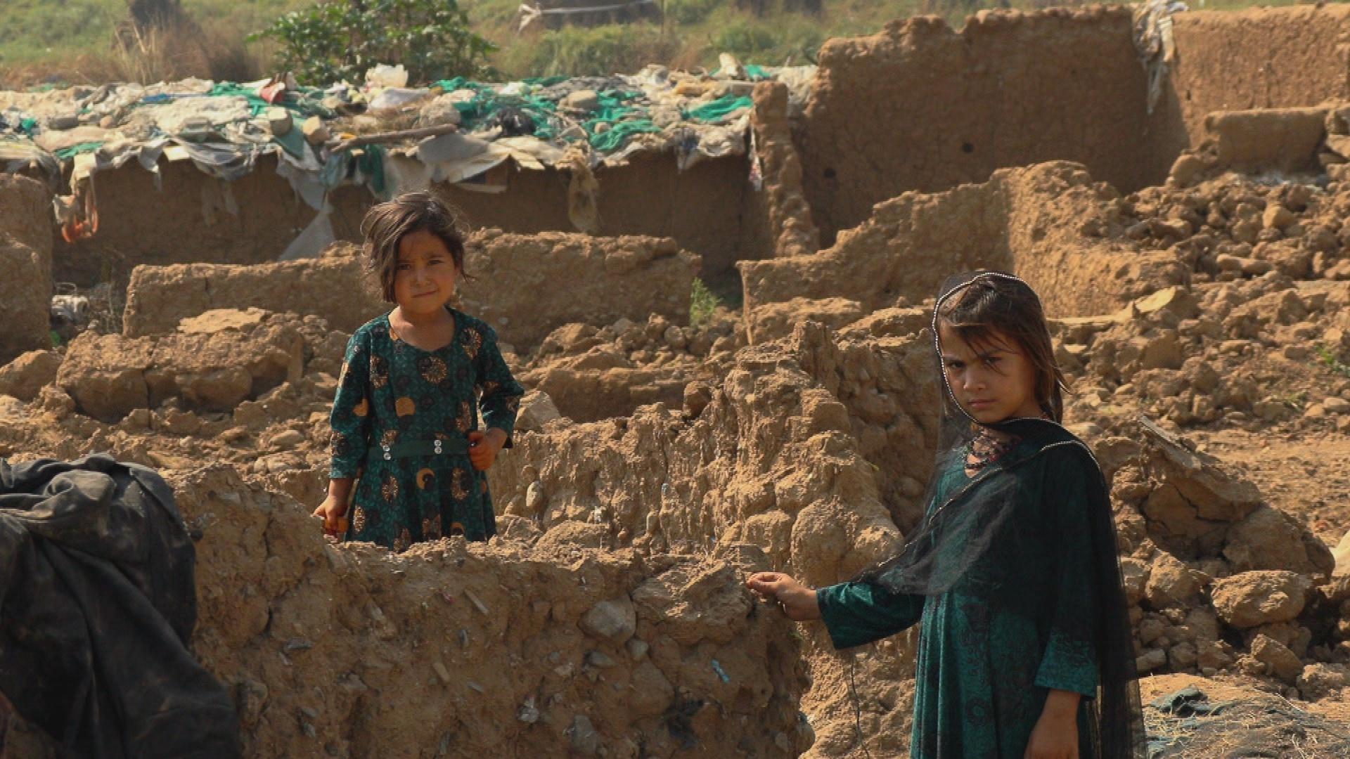 "Zerrissenes Pakistan - Kaschmir, Koran und Kinderarbeit": Zwei Kinder stehen zwischen Steinruinen.