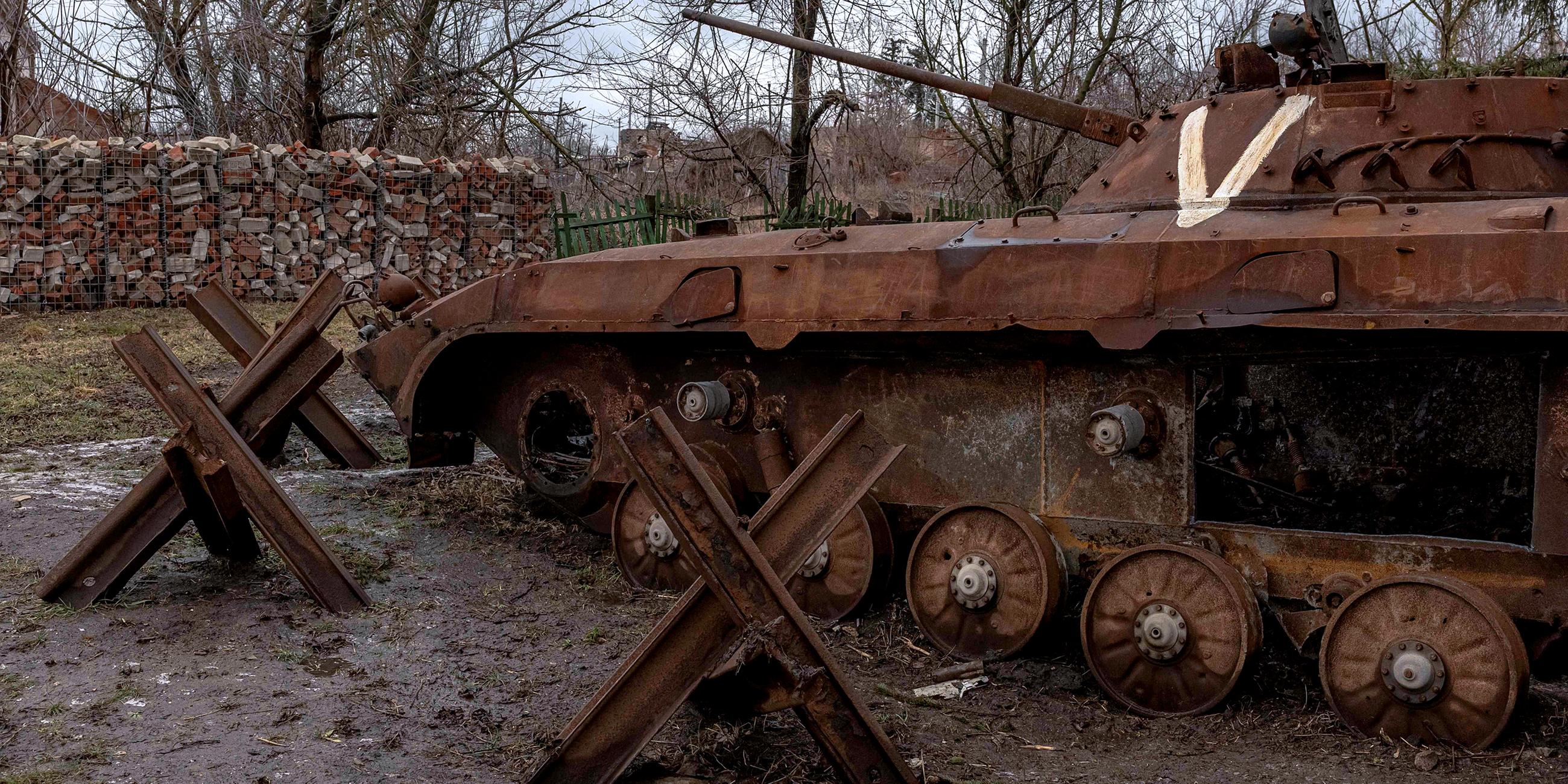 Zerstörter Panzer mit dem russischen Kriegssymbol "V" im Dorf Bohorodychne in der Region Donezk