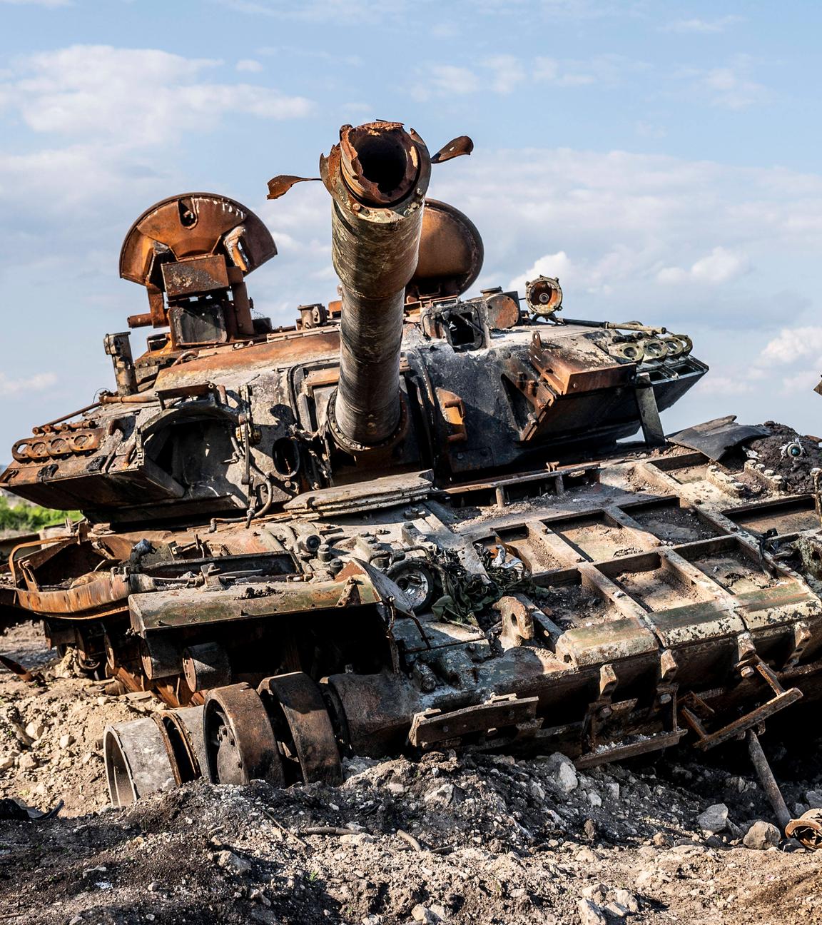 Ein zerstörter russischer Panzer am Straßenrand im Gebiet Charkiw in der Ukraine.
