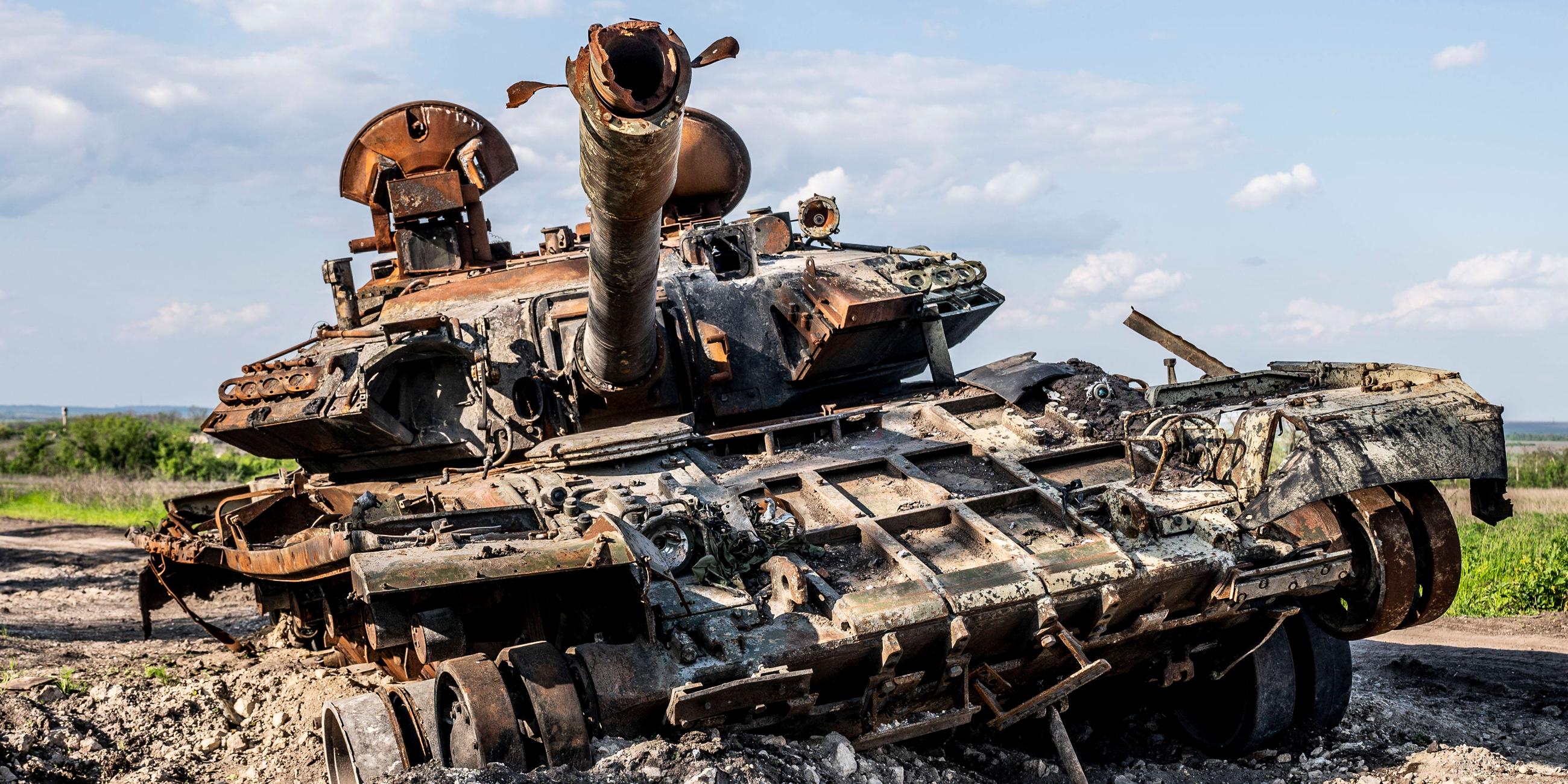 Ein zerstörter russischer Panzer am Straßenrand im Gebiet Charkiw in der Ukraine.