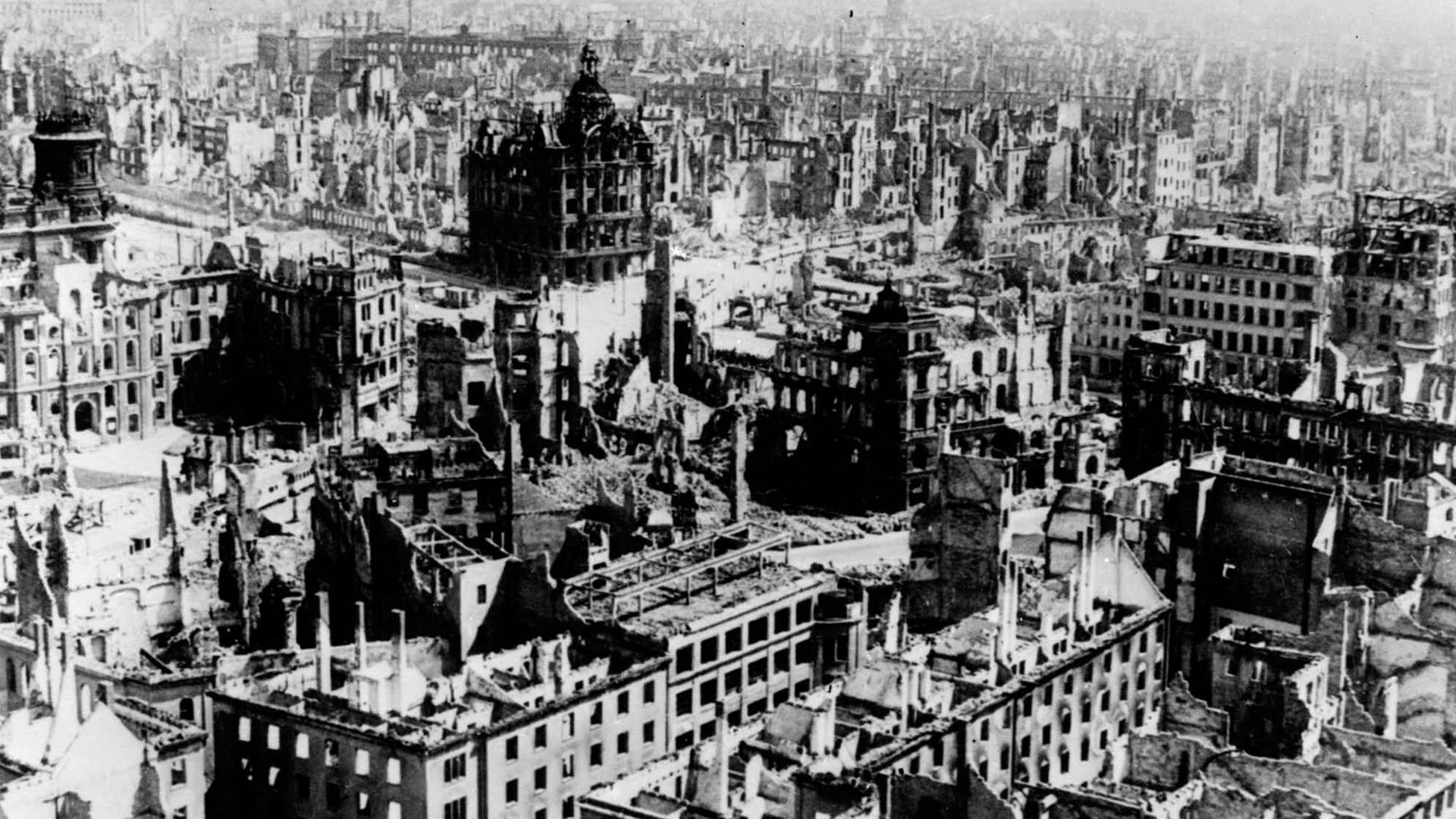 13./14.2.1945: Dresden wird durch britische und amerikanische Bombenangriffe zerstört.