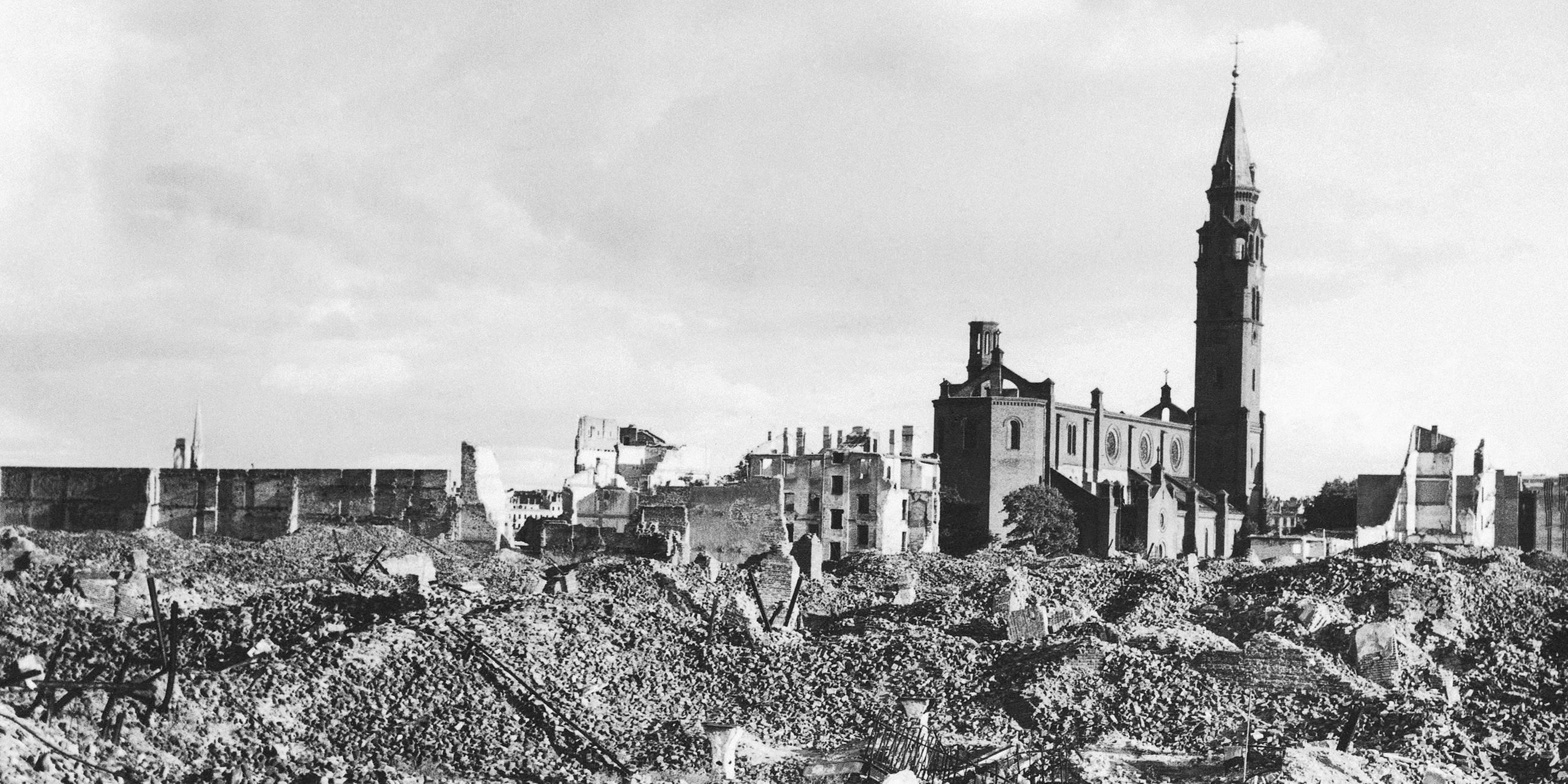 Blick auf völlig zerstörte Häuser und Steine in Warschau, aufgeneommen am 13.10.1945 