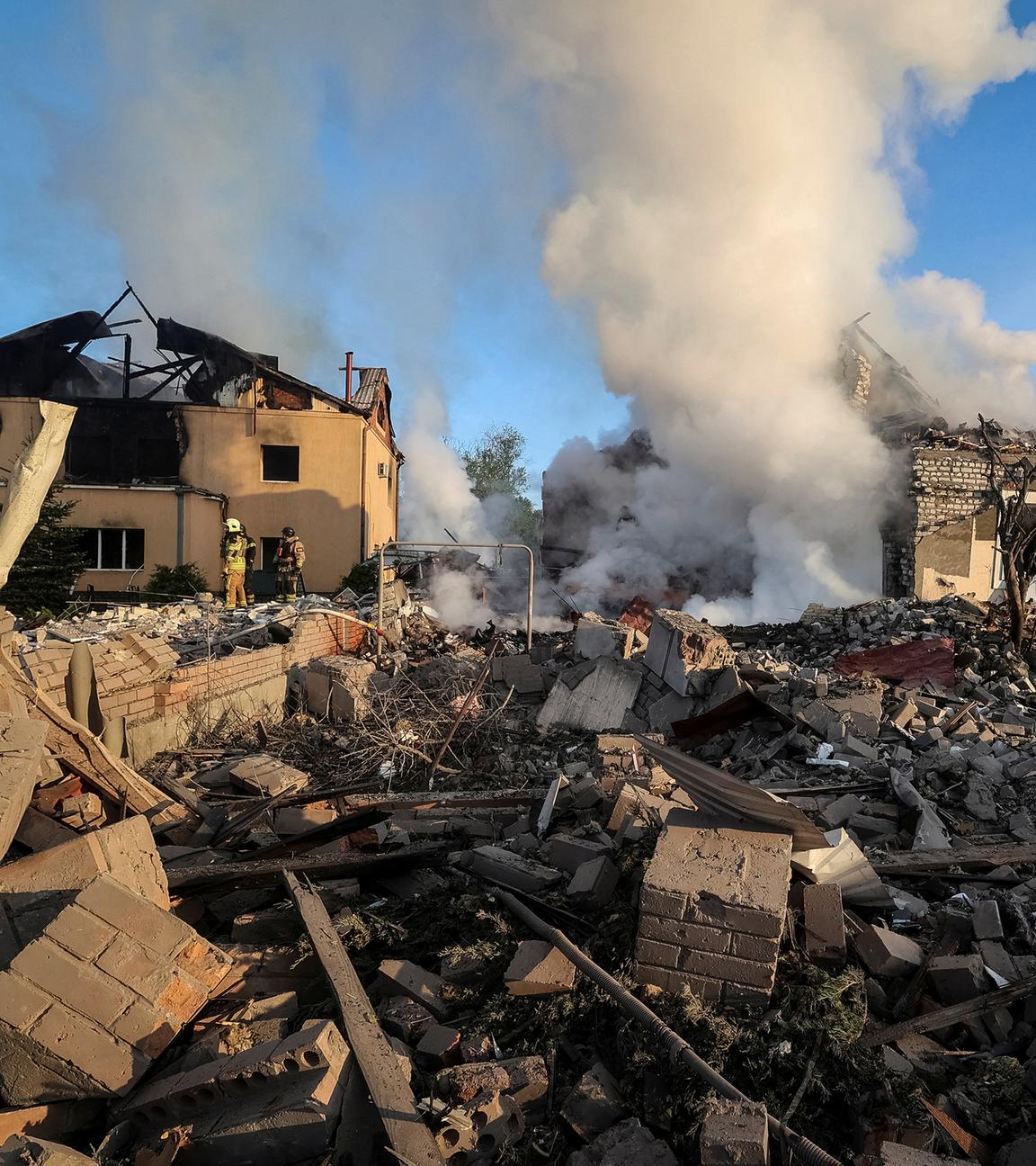 Zerstörte Gebäude nach einem russischen Raketeneinschlag in Charkiw