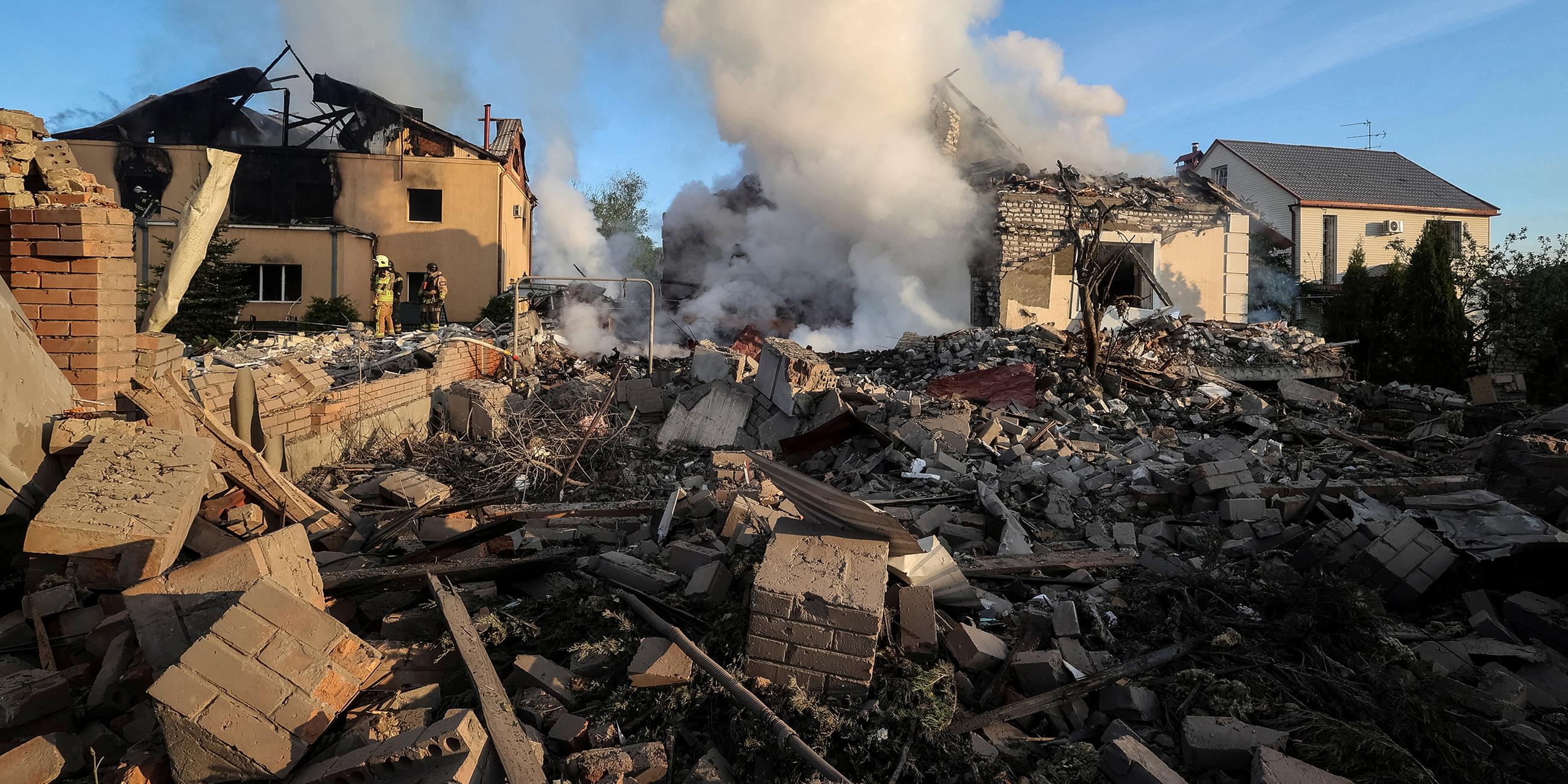 Zerstörte Gebäude nach einem russischen Raketeneinschlag in Charkiw