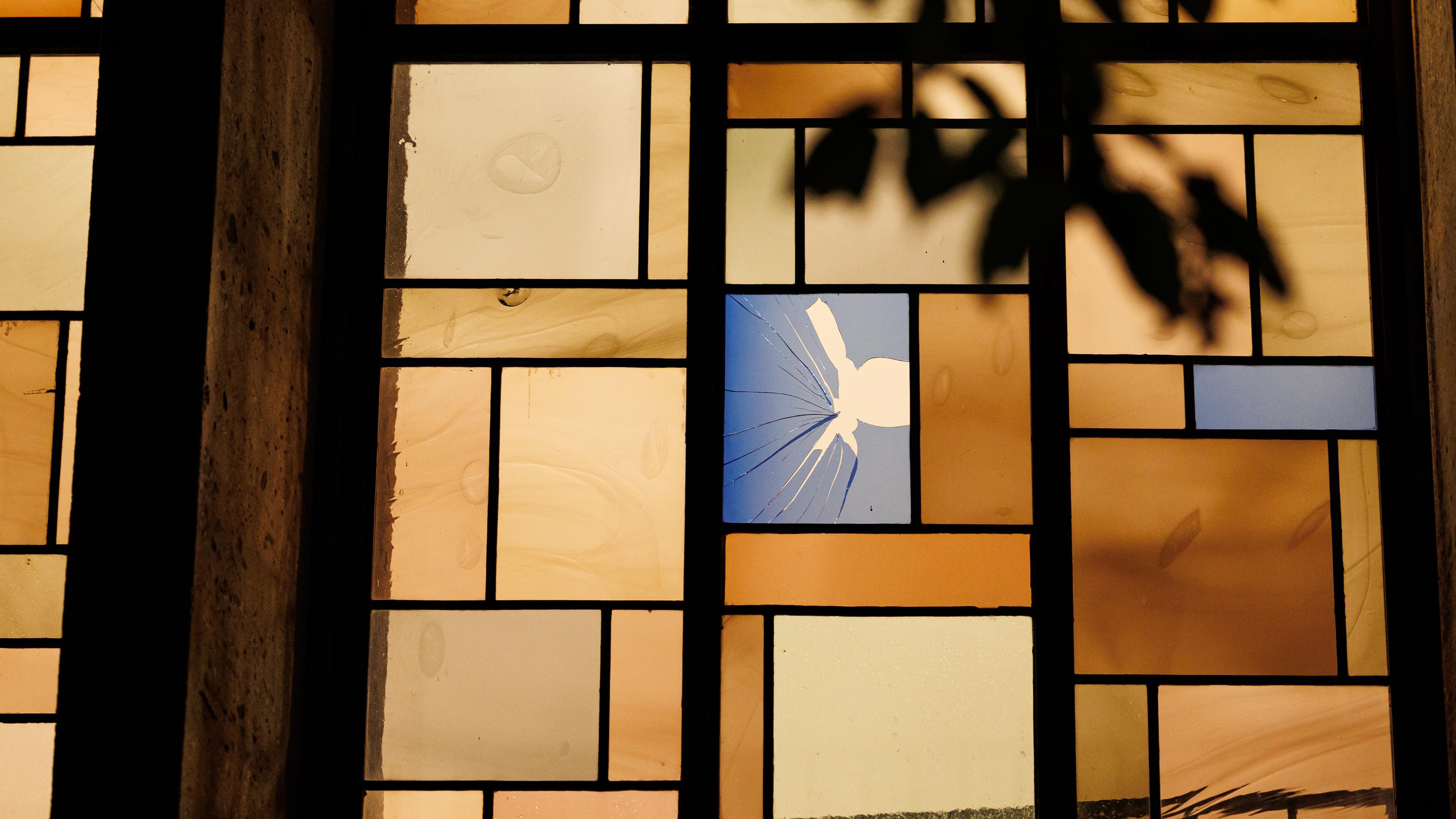 Niedersachsen, Hannover: Ein beschädigtes Bleiglasfenster ist von der Außenseite der Synagoge aus zu sehen. Archivbild