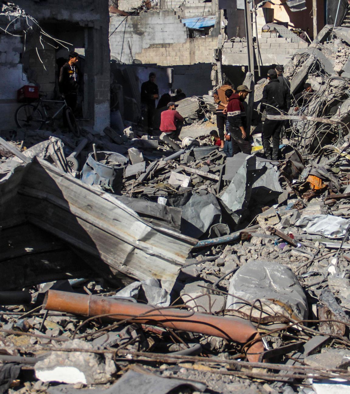 Archiv: Palästinenser im Gazastreifen suchen nach Verletzten am Ort eines israelischen Luftangriffs auf ein Haus, inmitten des anhaltenden Konflikts zwischen Israel und der Hamas, in Gaza-Stadt, 30. 11. 2024. 