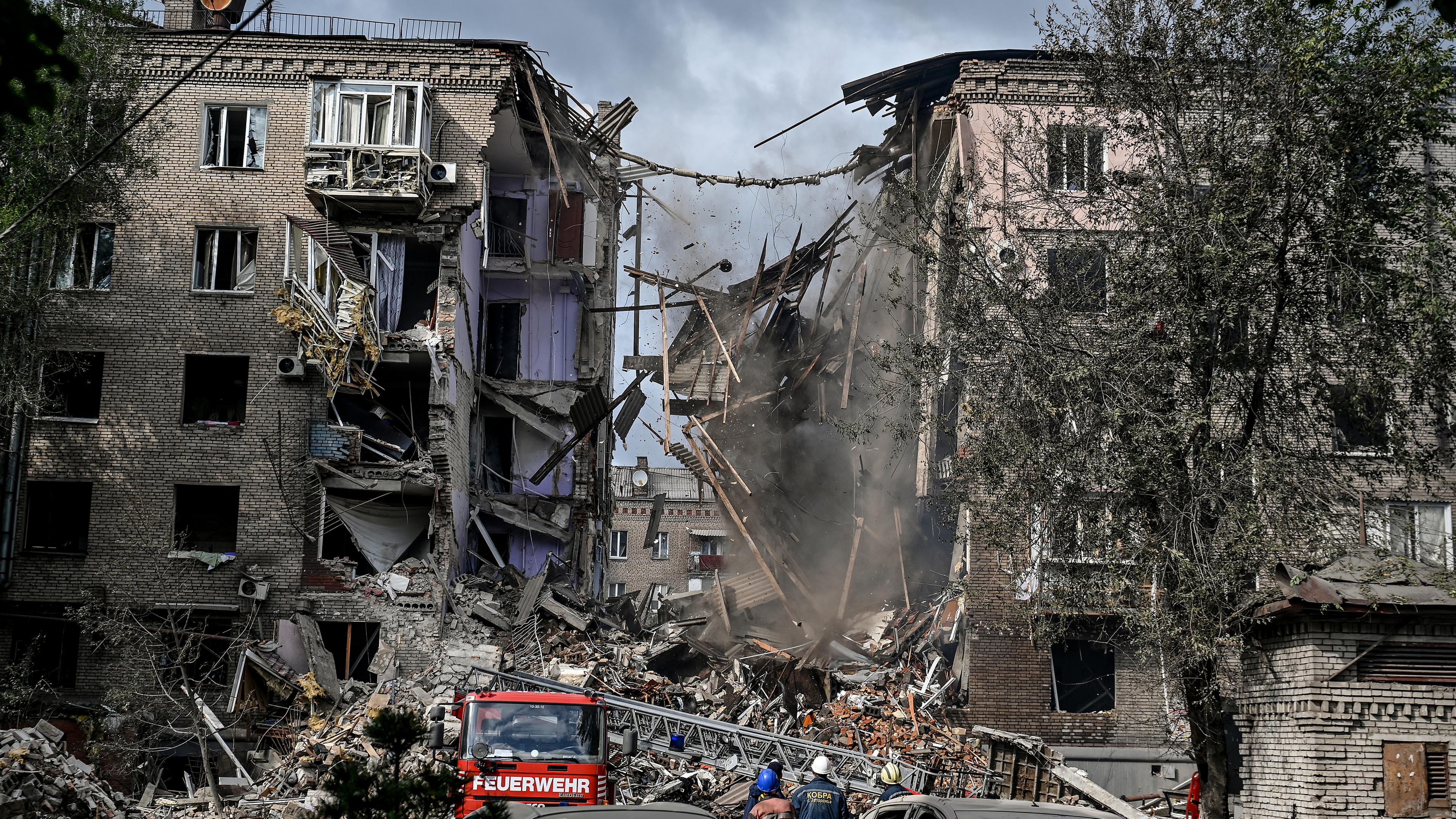 Zerstörte Häuser und Straßen in Saporischschja