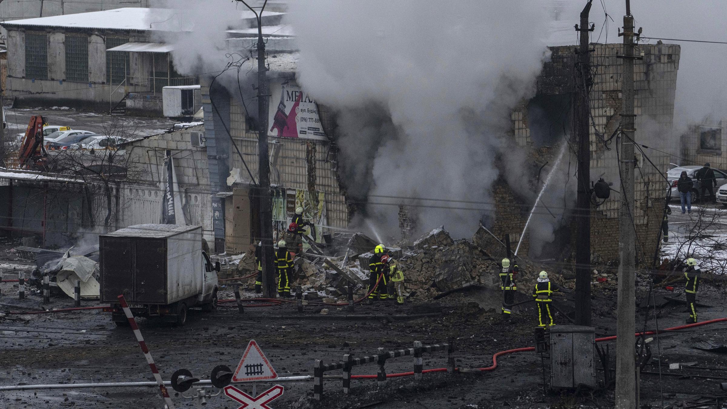 The fire that broke out after the Russian missile attack in Kiev, the capital of Ukraine, was extinguished by firefighters.  Saved on 23.11.2022