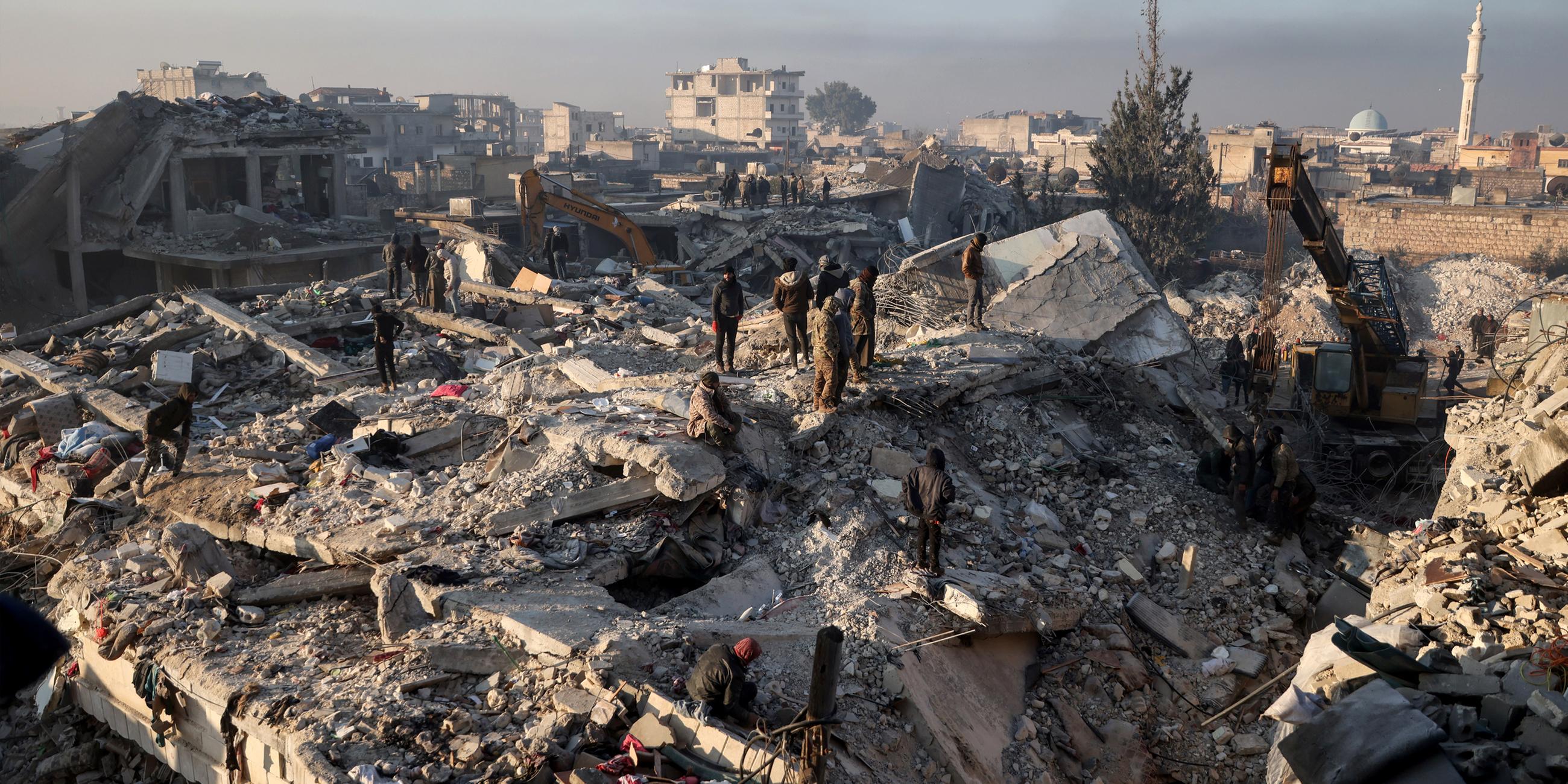 Ein Überblick über die Zerstörung, die das Erdbeben an der türkisch-syrischen Grenze angerichtet hat. Aufgenommen am 08.02.2023 in Jindires, Syrien