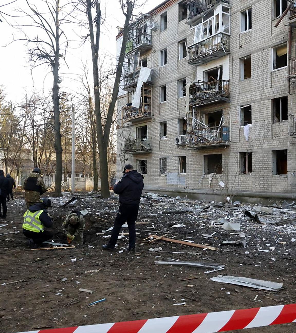 Die Polizei sichert am 27. März 2024 während der russischen Invasion den Ort des Beschusses in der Nähe von Wohngebäuden in Charkiw, Ukraine. 