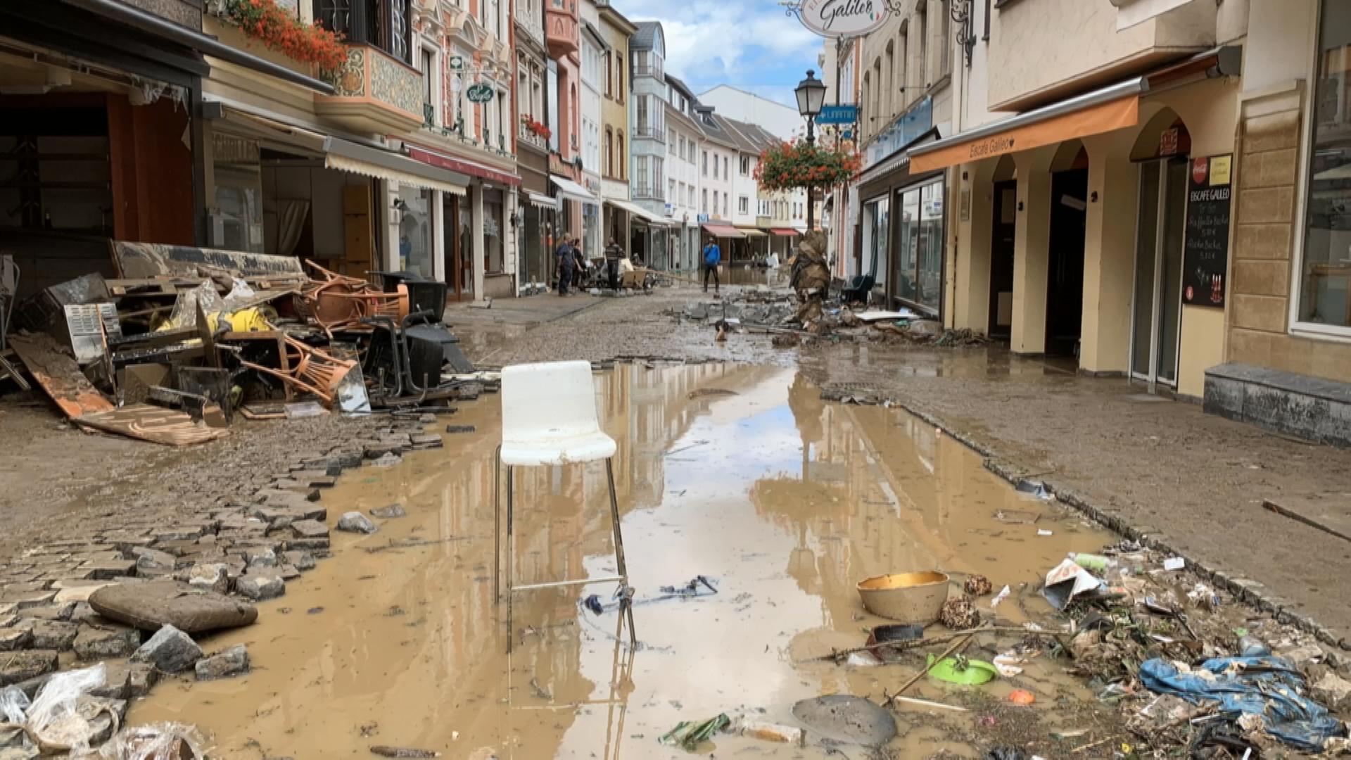 Zerstörte Straße im Hochwassergebiet