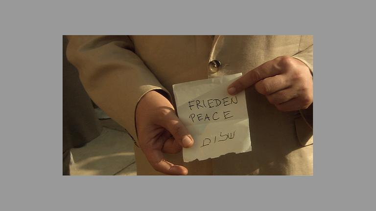 Zettel mit Schrift &amp;quot;Frieden&amp;quot;