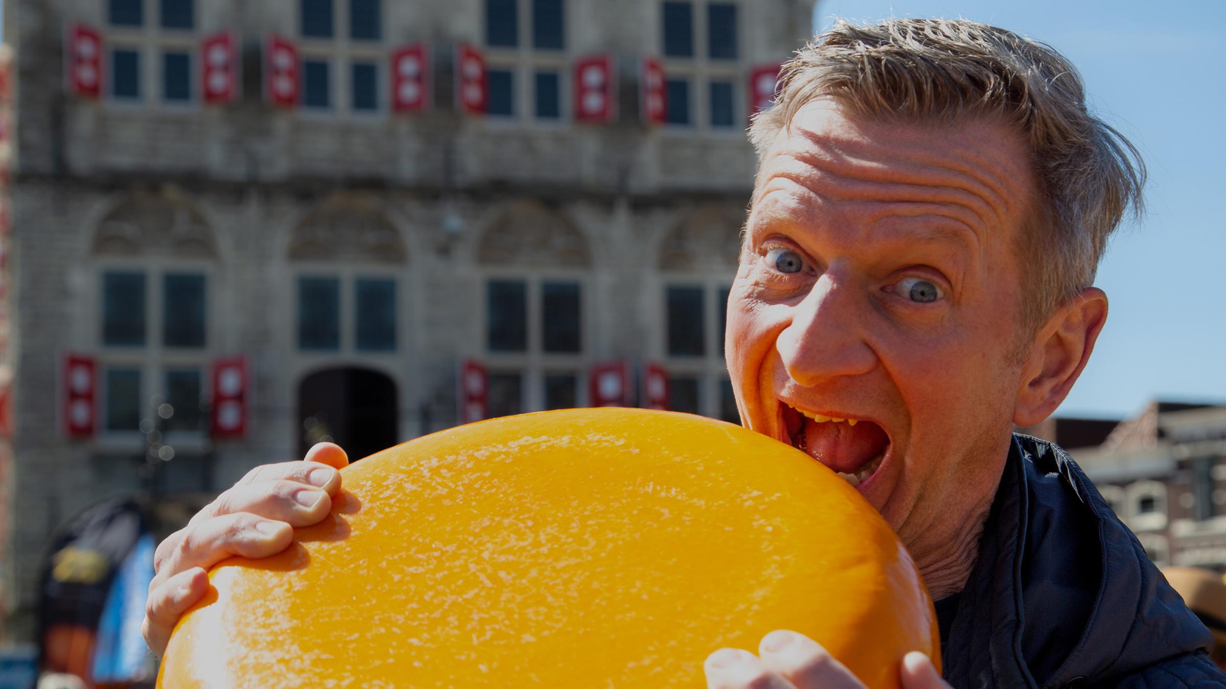 Wir und die Niederländer": Michael Kessler kurz davor, in ein Käse-Rad zu beißen.