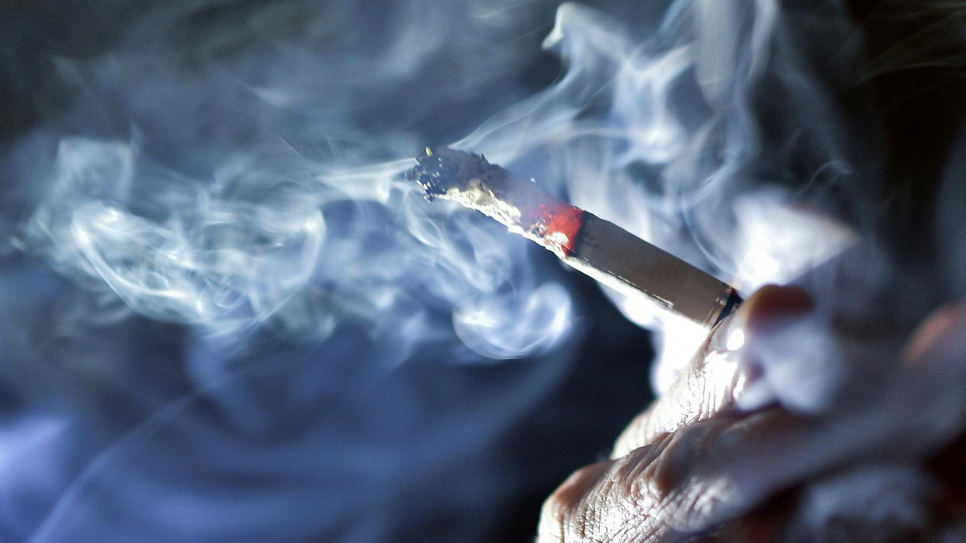 Archiv: Ein Raucher zieht an einer Zigarette, aufgenommen am 27.02.2018