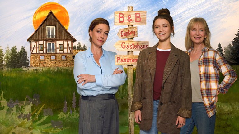 Heide (Aglaia Szyszkowitz), Lisa (Janina Fautz) und Frieda (Therese Hämer) stehen an einem B & B-Hinweisschild. 