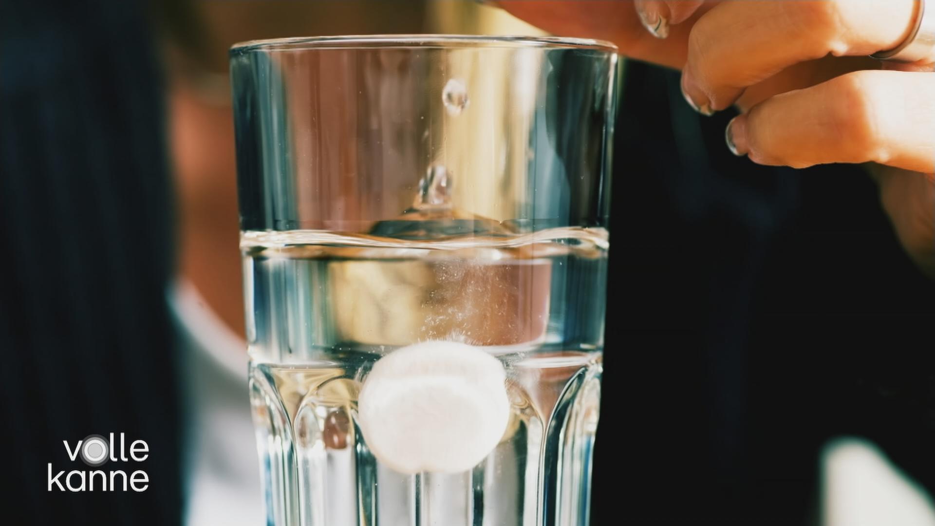 Brausetabelette mit Zink und Vitamin C löst sich im Wasserglas auf