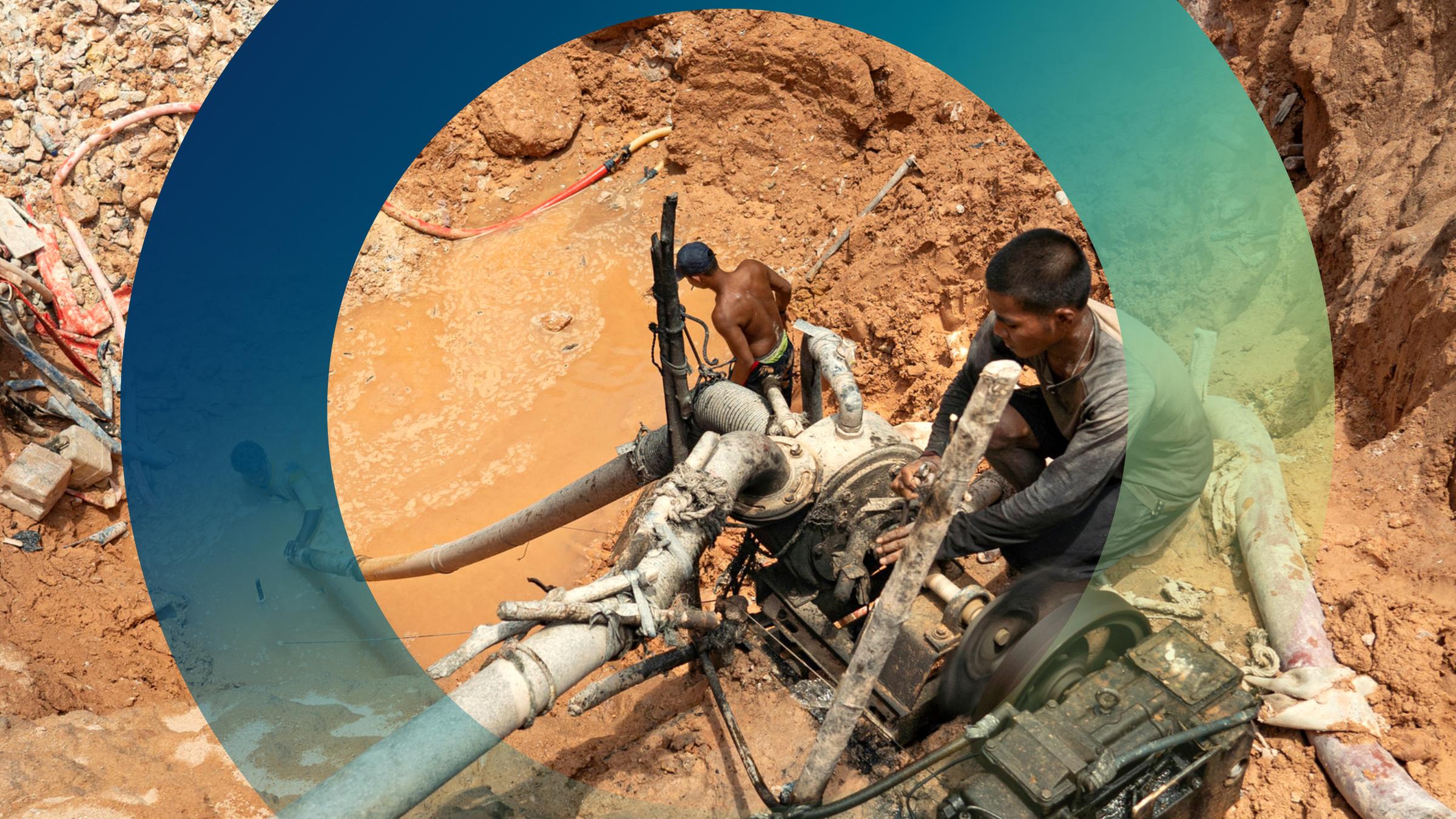 Sofiane steigt in sein 15 Meter tiefes Loch hinab. Mithilfe eines Feuerwehrschlauchs pumpt er den Sand ins Wasser.