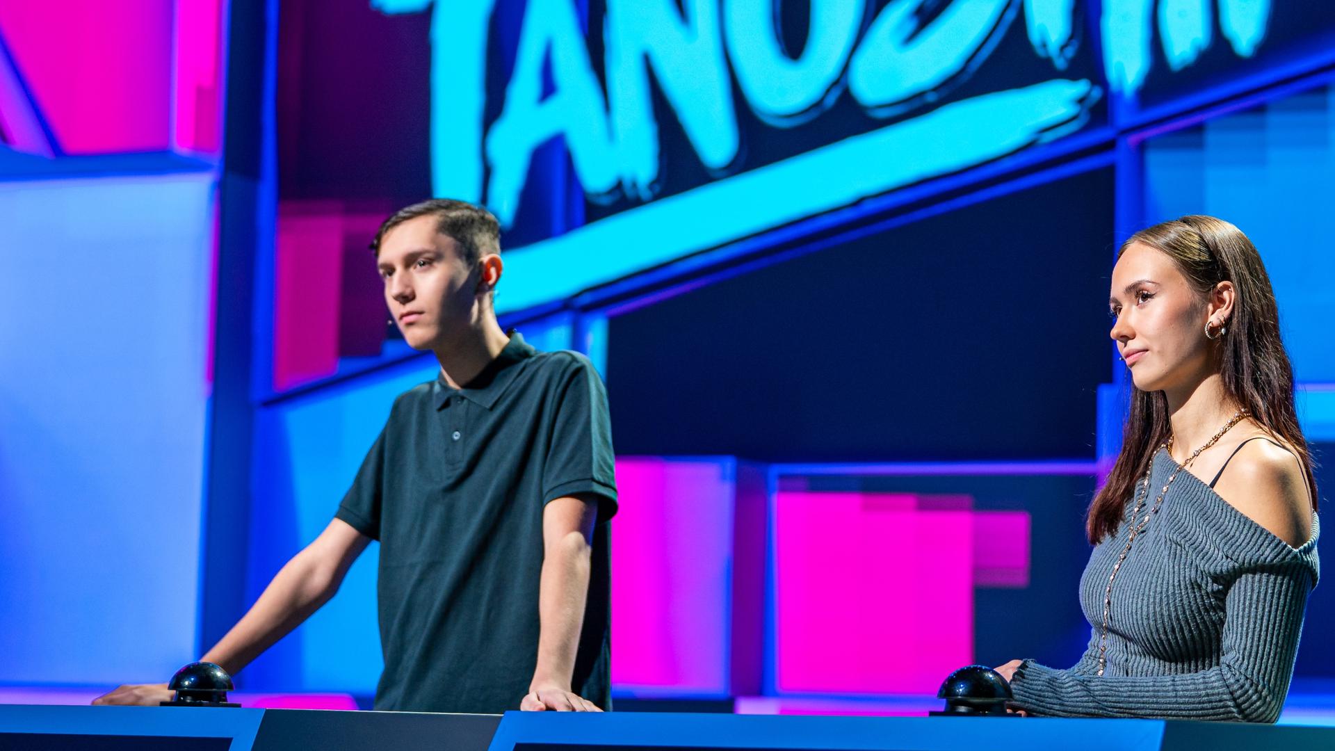 Tanoshii: Zionzockt und zoros_waifuuu stehen an den Spielpulten im Tanoshii-Studio. 